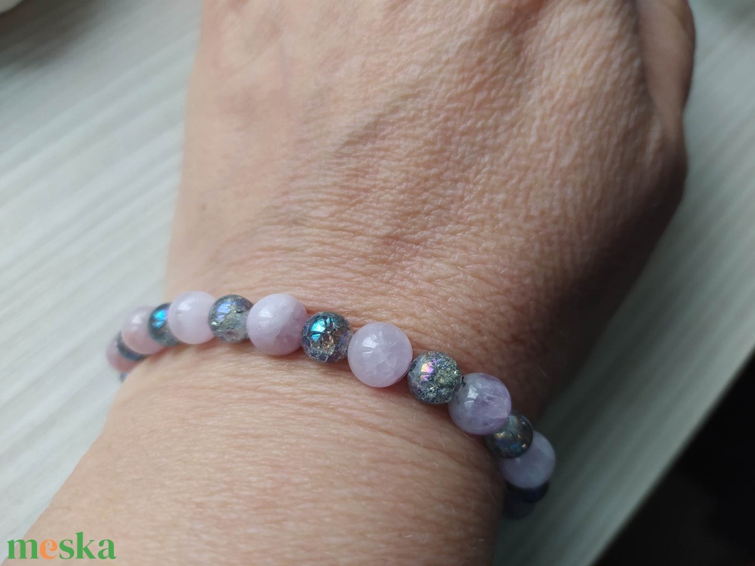 Kunzit/kék roppantott hegyikristály ásványkarkötő - ékszer - karkötő - bogyós karkötő - Meska.hu