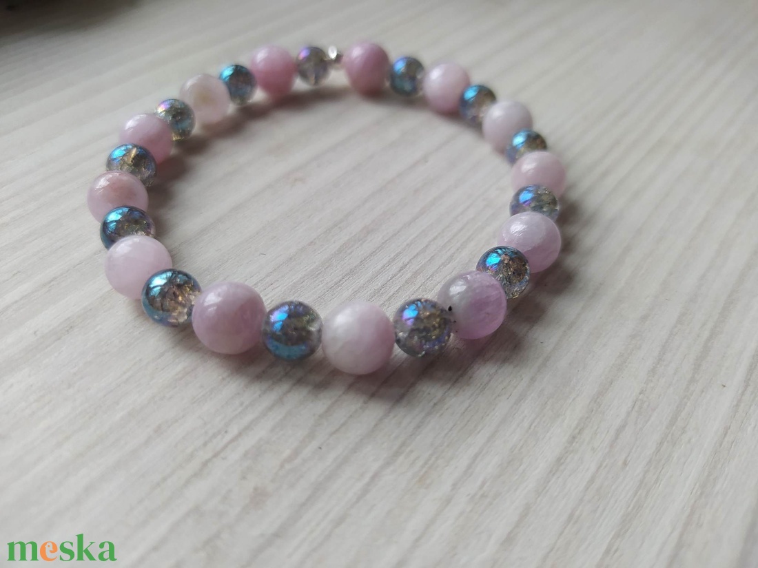 Kunzit/kék roppantott hegyikristály ásványkarkötő - ékszer - karkötő - bogyós karkötő - Meska.hu