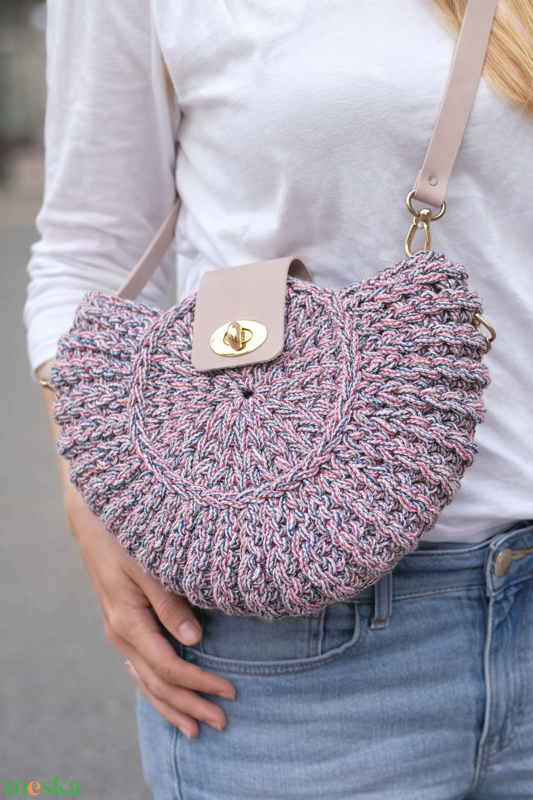 Egyedi, kézzel horgolt designer táska pasztell részletekkel - táska & tok - kézitáska & válltáska - vállon átvethető táska - Meska.hu