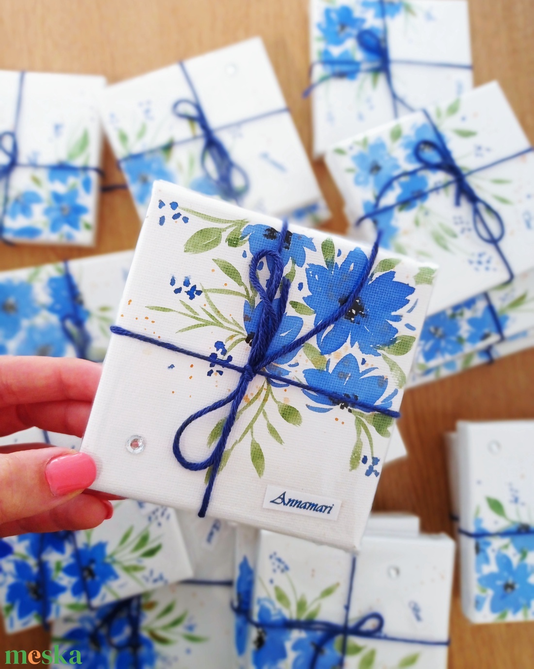 Kék virágos egyedi mini festmények a vendégeknek, Ültető köszönőajándékok névvel, a pár monogramjával, dátummal - esküvő - emlék & ajándék - köszönőajándék - Meska.hu