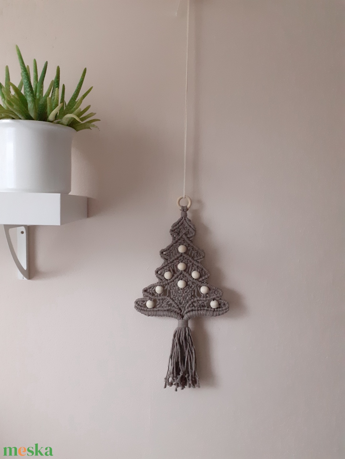  Makramé fenyőfa, fali dekoráció, dísz, kávé színű - karácsony - karácsonyi lakásdekoráció - karácsonyi lakásdíszek - Meska.hu