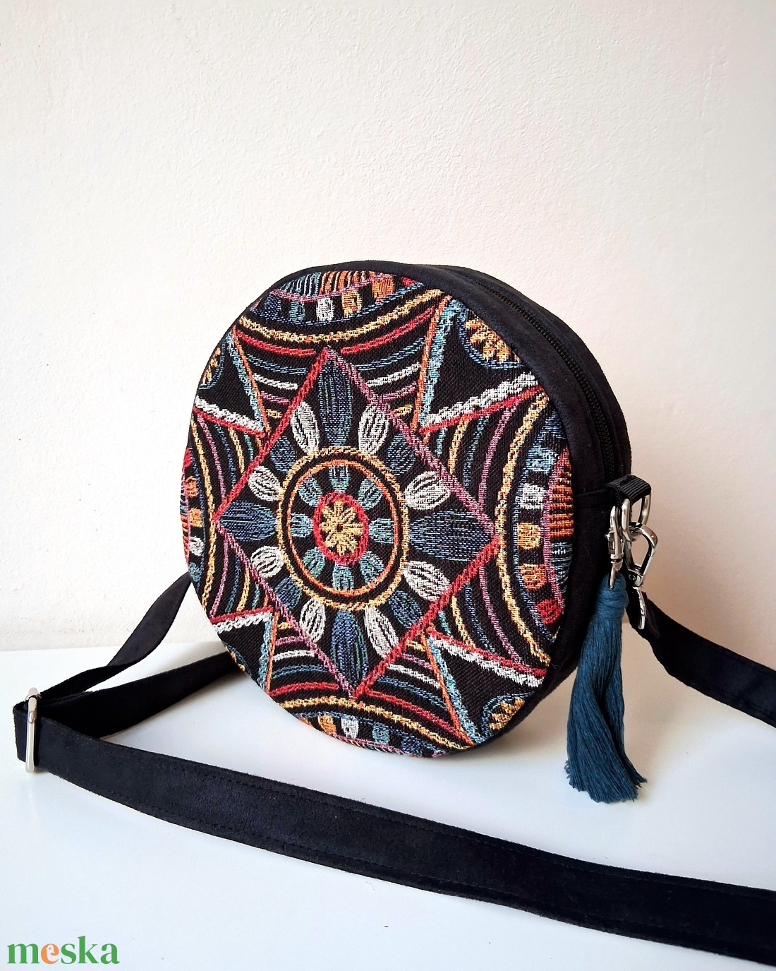 Körtáska, kis táska, válltáska, geometrikus mintás gobelin szövetből makramé vállpánttal - táska & tok - kézitáska & válltáska - válltáska - Meska.hu
