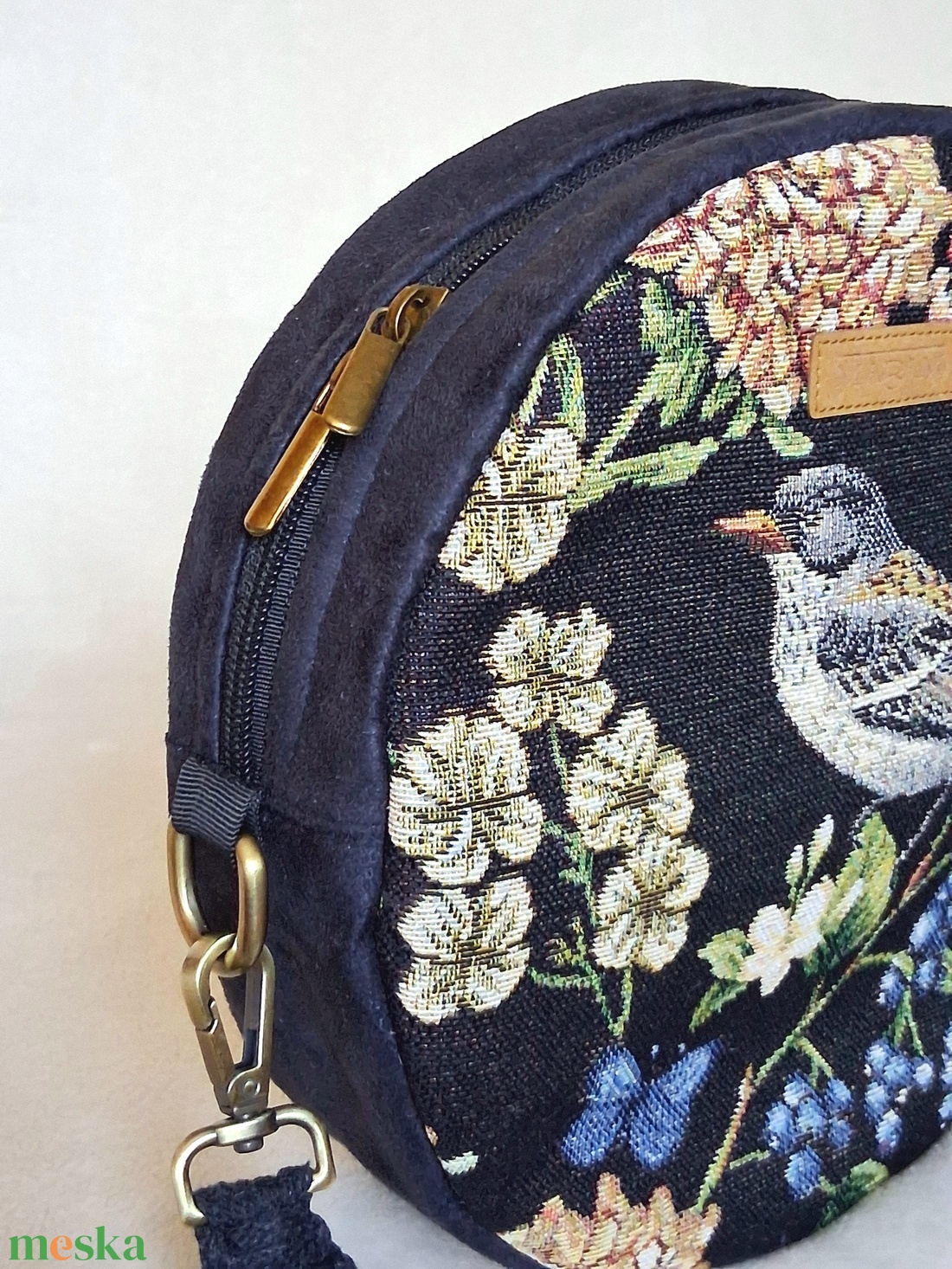 Madár mintás körtáska, válltáska, valódi gobelin szövetből makramé vagy műbőr vállpánttal - táska & tok - kézitáska & válltáska - válltáska - Meska.hu