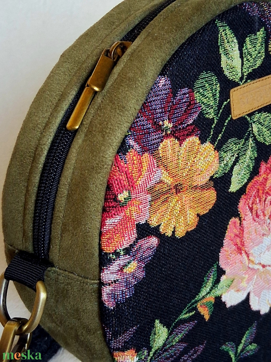 Zöld, rózsamintás körtáska, válltáska, valódi gobelin szövetből makramé vagy műbőr vállpánttal - táska & tok - kézitáska & válltáska - válltáska - Meska.hu