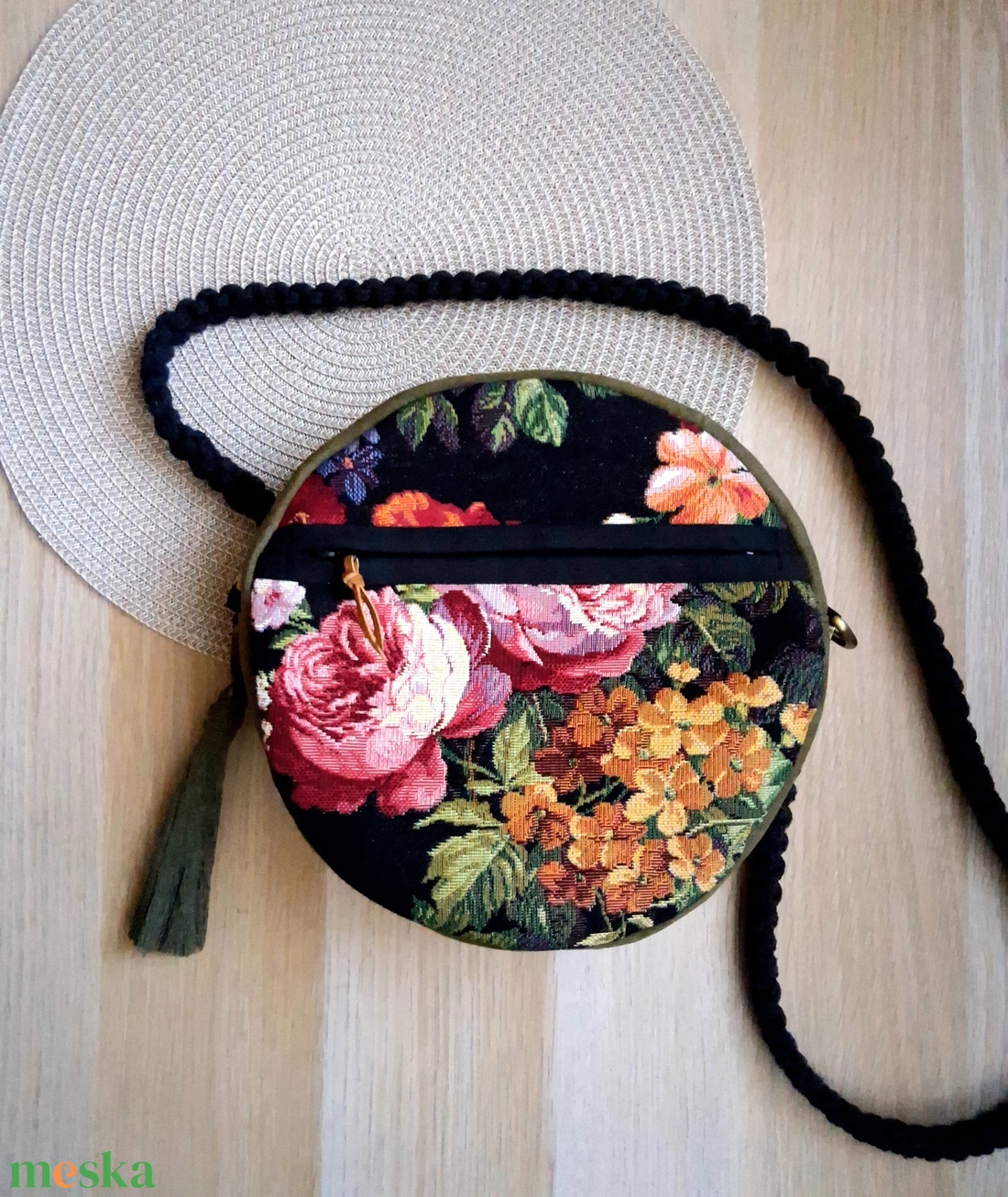 Zöld, rózsamintás körtáska, válltáska, valódi gobelin szövetből makramé vagy műbőr vállpánttal - táska & tok - kézitáska & válltáska - válltáska - Meska.hu