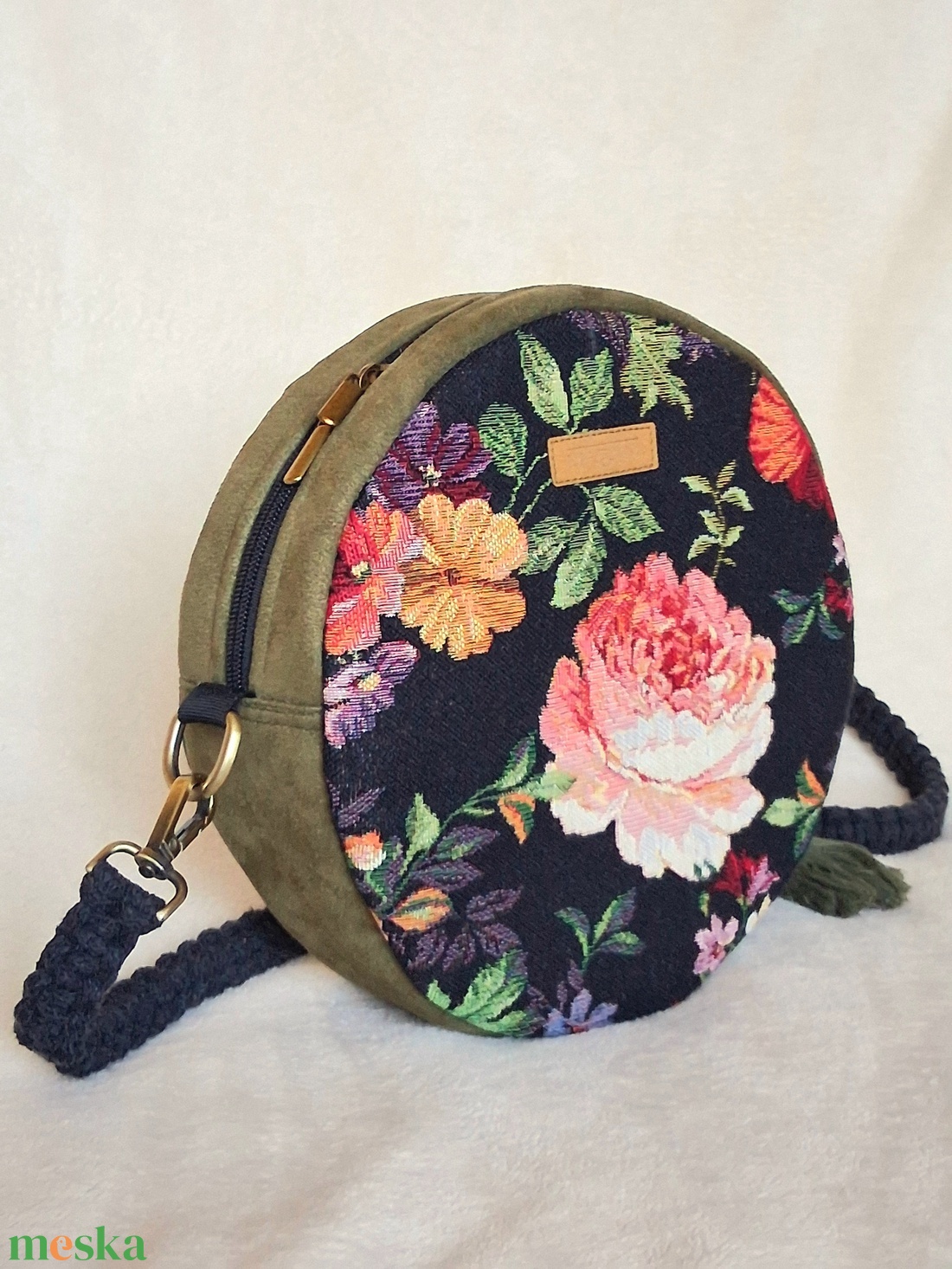 Zöld, rózsamintás körtáska, válltáska, valódi gobelin szövetből makramé vagy műbőr vállpánttal - táska & tok - kézitáska & válltáska - válltáska - Meska.hu