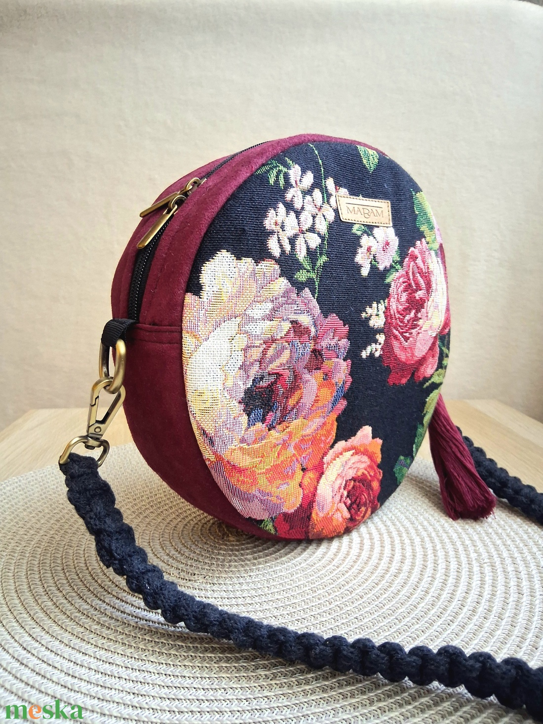 Bordó, rózsamintás körtáska, válltáska, valódi gobelin szövetből makramé vagy műbőr vállpánttal - táska & tok - kézitáska & válltáska - válltáska - Meska.hu