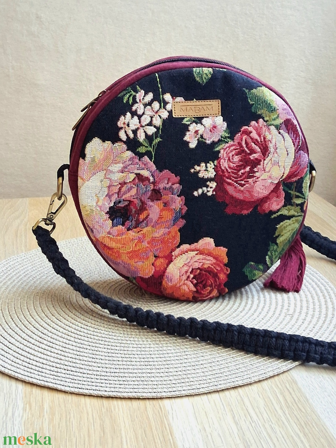 Bordó, rózsamintás körtáska, válltáska, valódi gobelin szövetből makramé vagy műbőr vállpánttal - táska & tok - kézitáska & válltáska - válltáska - Meska.hu