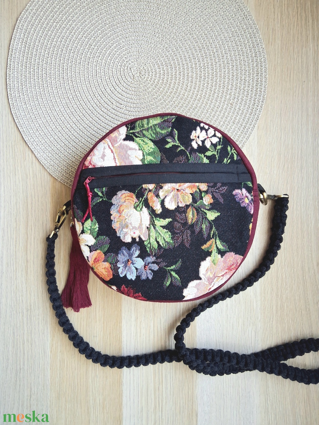 Bordó, rózsamintás körtáska, válltáska, valódi gobelin szövetből makramé vagy műbőr vállpánttal - táska & tok - kézitáska & válltáska - válltáska - Meska.hu