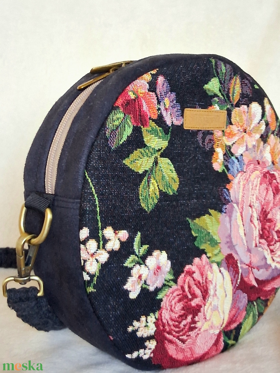 Fekete, rózsamintás körtáska, válltáska, valódi gobelin szövetből makramé vagy műbőr vállpánttal - táska & tok - kézitáska & válltáska - válltáska - Meska.hu