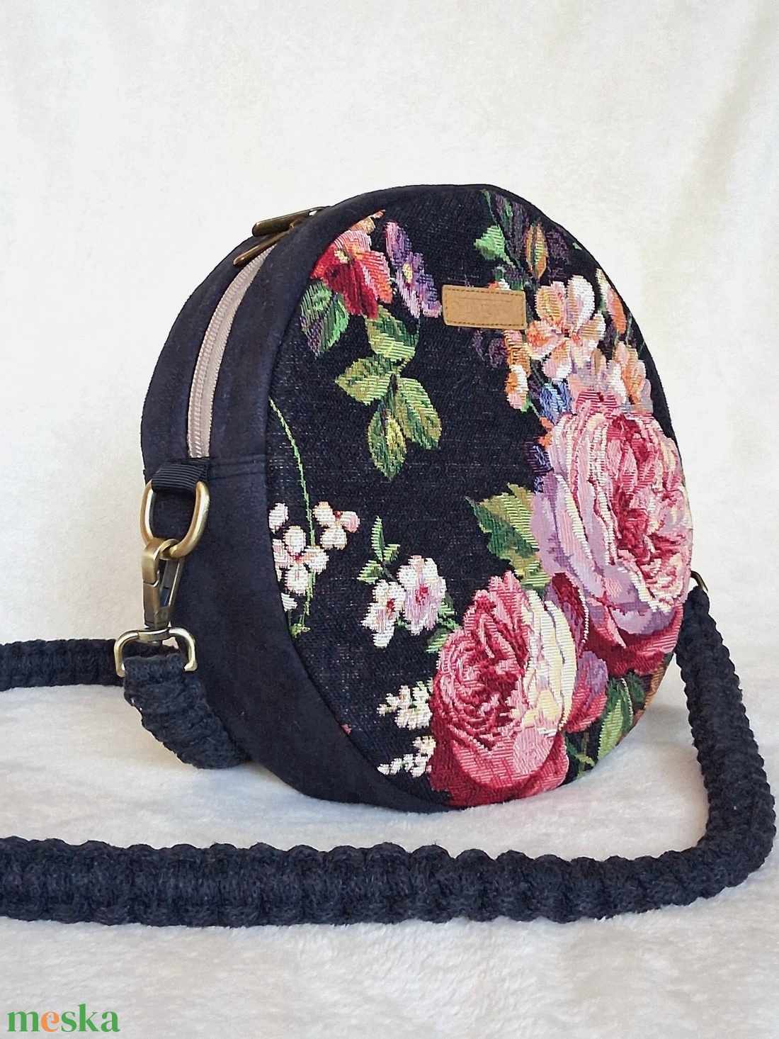 Fekete, rózsamintás körtáska, válltáska, valódi gobelin szövetből makramé vagy műbőr vállpánttal - táska & tok - kézitáska & válltáska - válltáska - Meska.hu