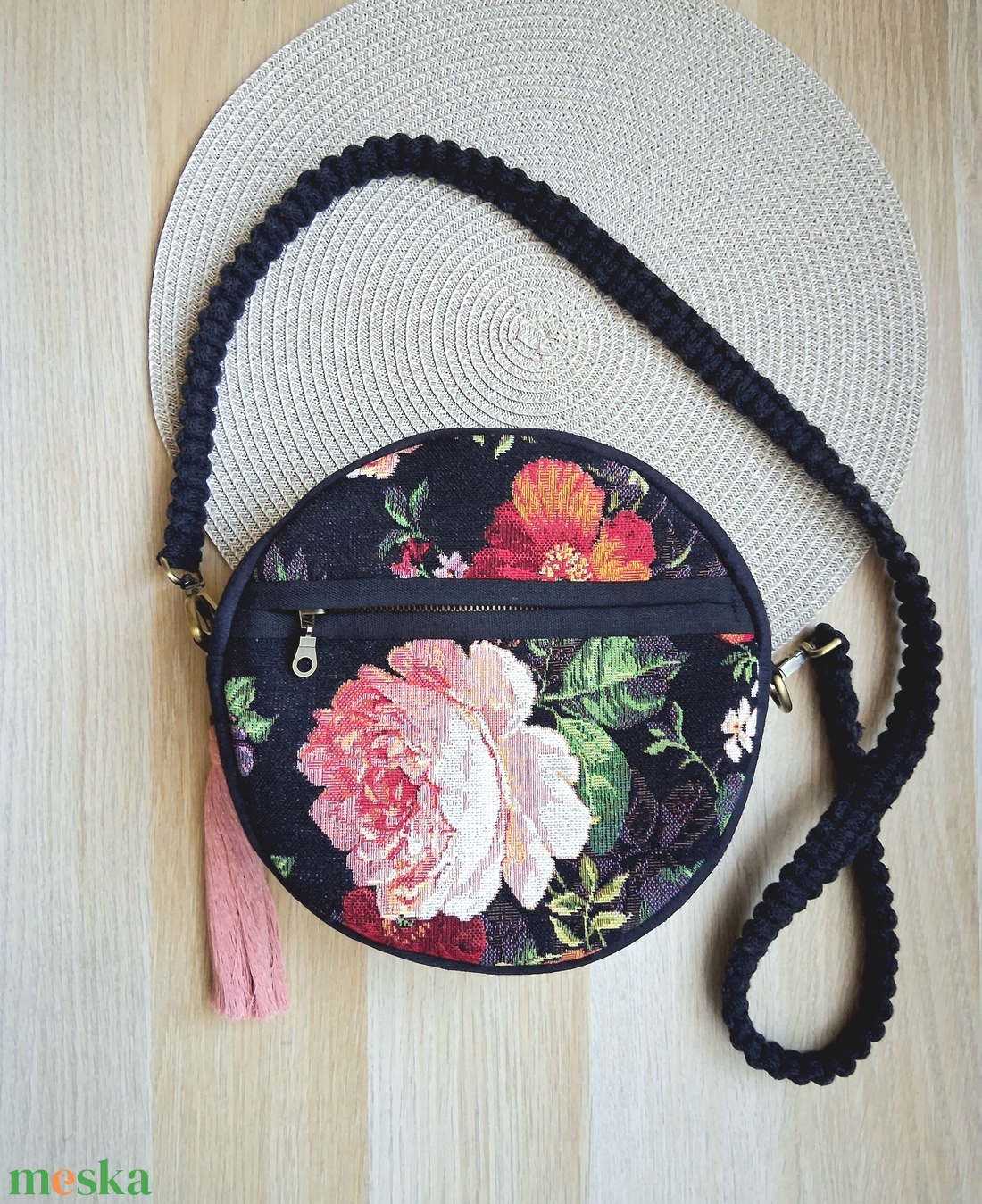 Fekete, rózsamintás körtáska, válltáska, valódi gobelin szövetből makramé vagy műbőr vállpánttal - táska & tok - kézitáska & válltáska - válltáska - Meska.hu