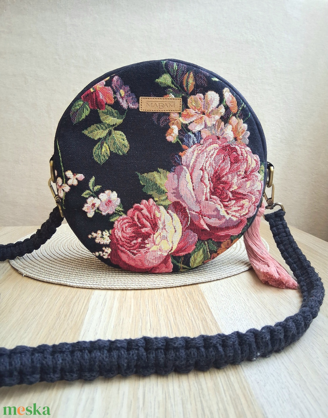 Fekete, rózsamintás körtáska, válltáska, valódi gobelin szövetből makramé vagy műbőr vállpánttal - táska & tok - kézitáska & válltáska - válltáska - Meska.hu