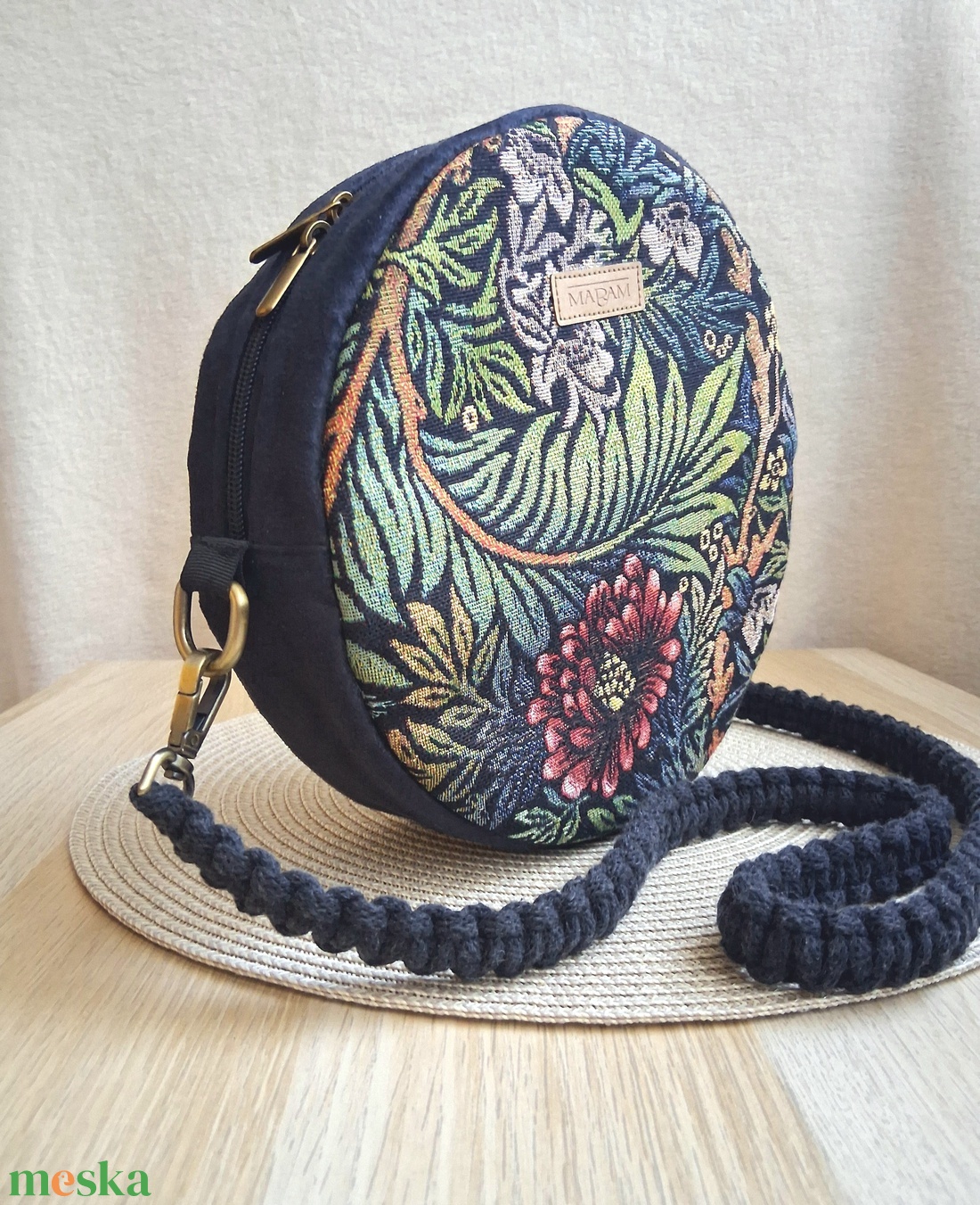 Indás, leveles mintás körtáska, válltáska, valódi gobelin szövetből makramé vagy műbőr vállpánttal - táska & tok - kézitáska & válltáska - válltáska - Meska.hu