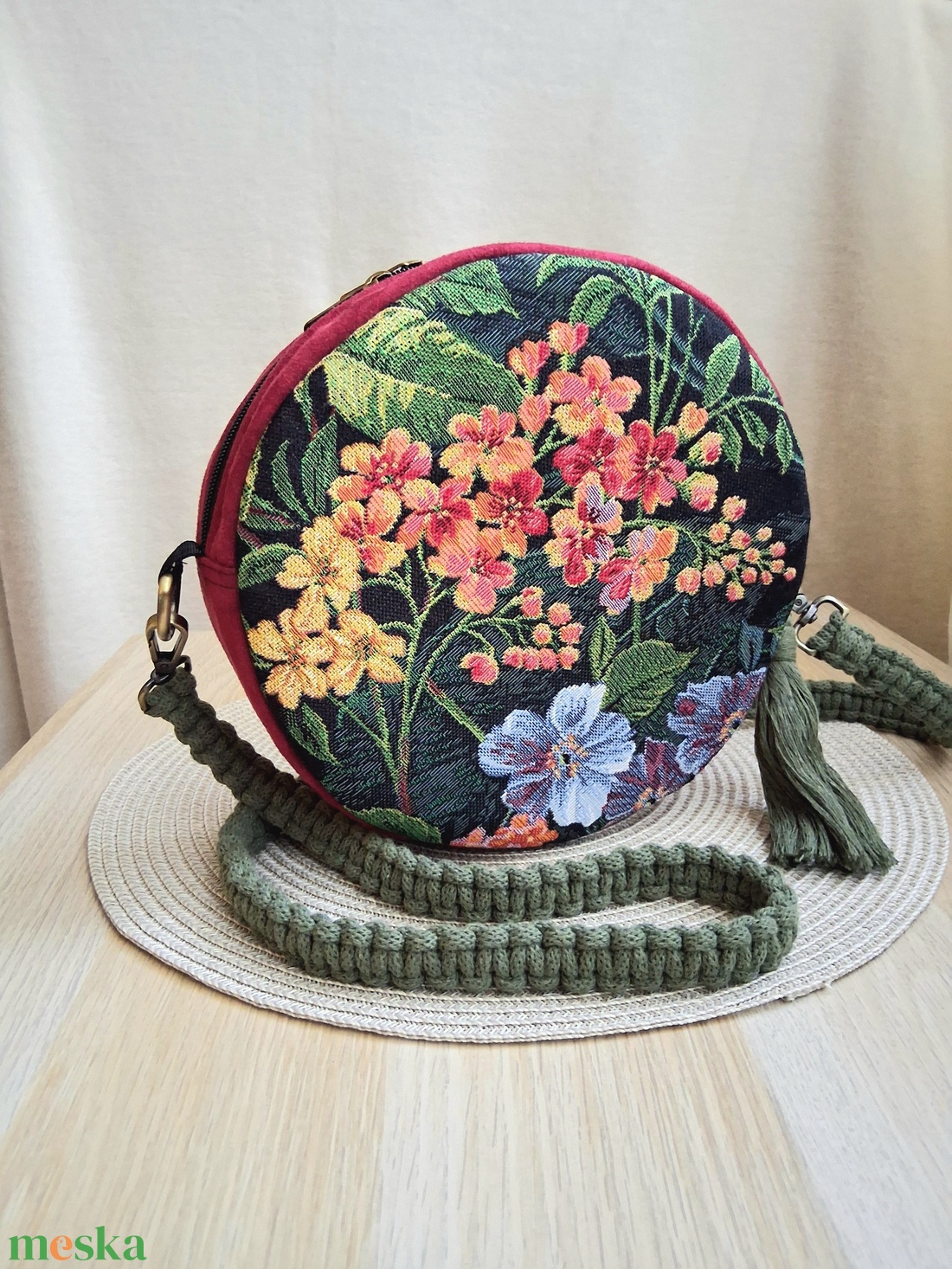Virágos mező körtáska, válltáska, valódi gobelin szövetből makramé vagy műbőr vállpánttal - táska & tok - kézitáska & válltáska - válltáska - Meska.hu