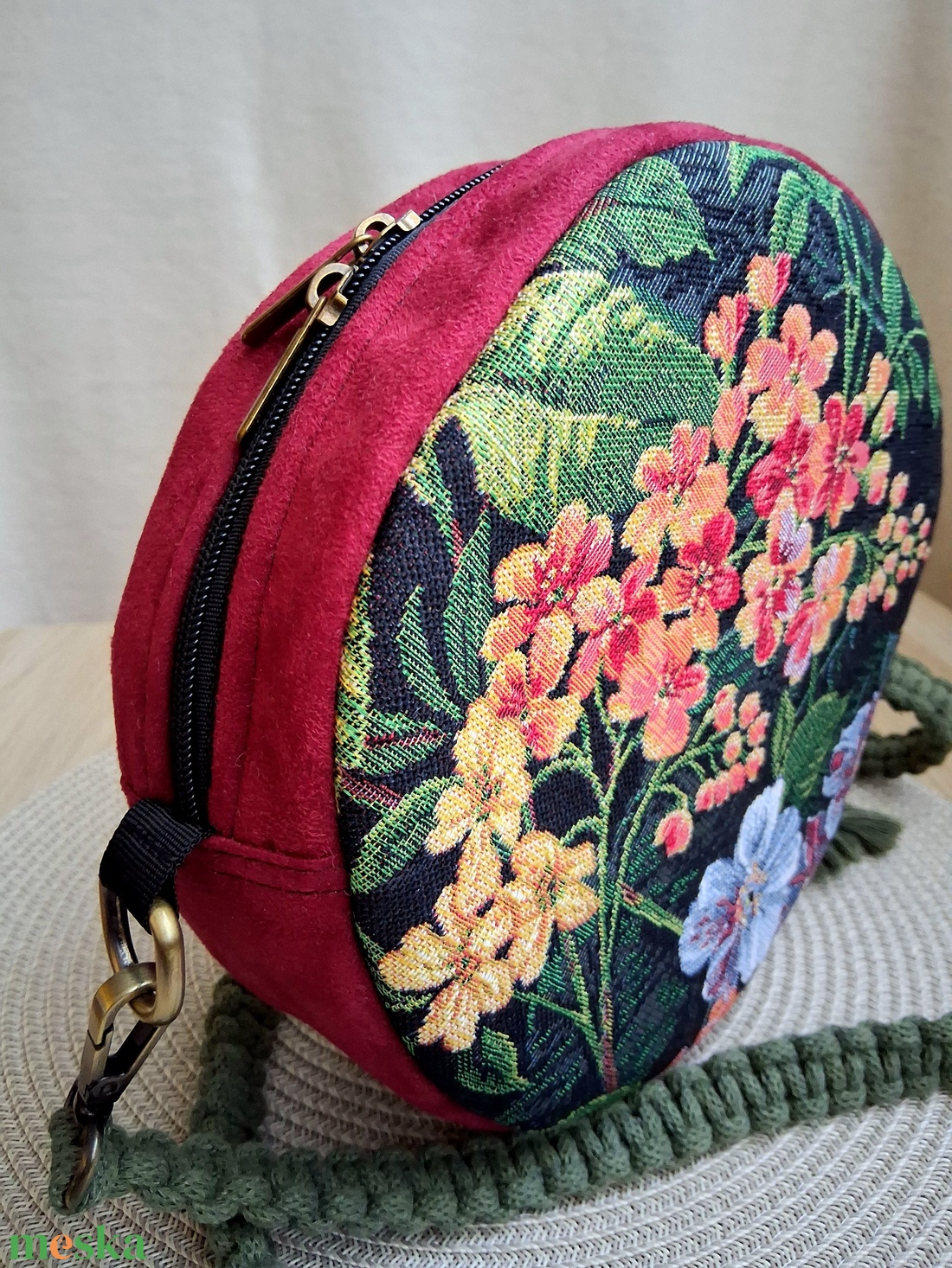 Virágos mező körtáska, válltáska, valódi gobelin szövetből makramé vagy műbőr vállpánttal - táska & tok - kézitáska & válltáska - válltáska - Meska.hu