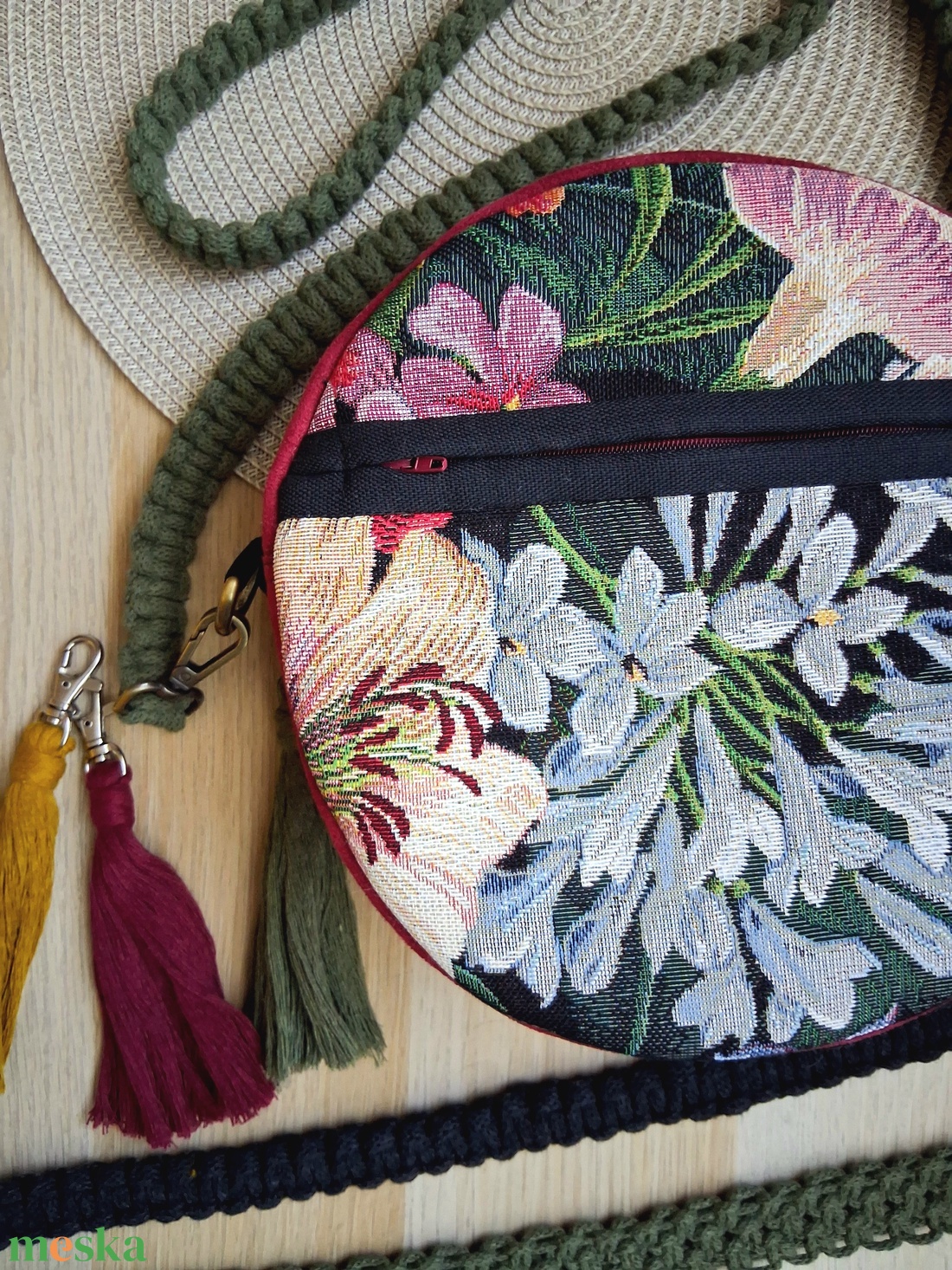 Virágos mező körtáska, válltáska, valódi gobelin szövetből makramé vagy műbőr vállpánttal - táska & tok - kézitáska & válltáska - válltáska - Meska.hu