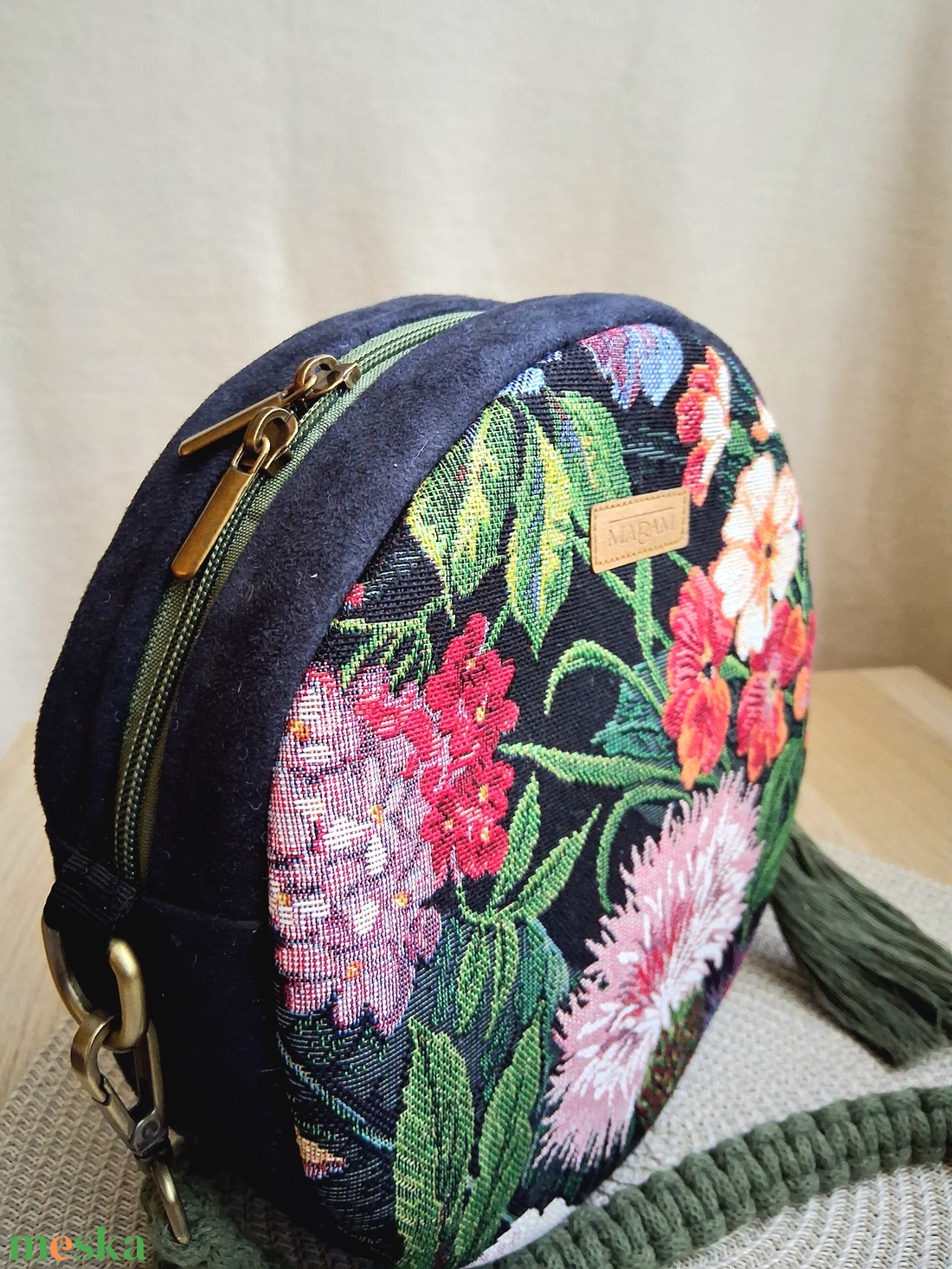 Szegfű körtáska, válltáska, valódi gobelin szövetből, makramé vagy műbőr vállpánttal - táska & tok - kézitáska & válltáska - válltáska - Meska.hu