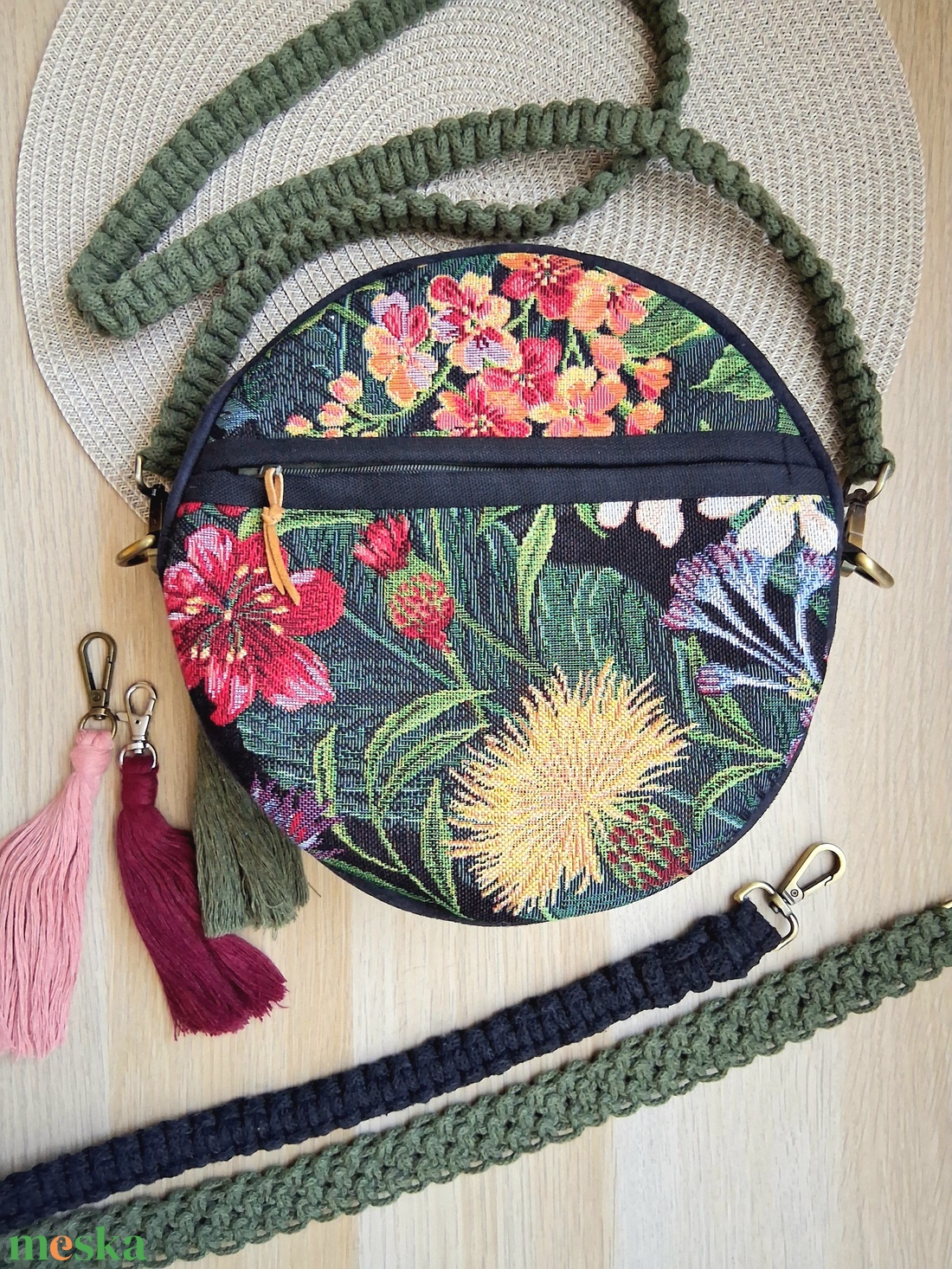 Szegfű körtáska, válltáska, valódi gobelin szövetből, makramé vagy műbőr vállpánttal - táska & tok - kézitáska & válltáska - válltáska - Meska.hu
