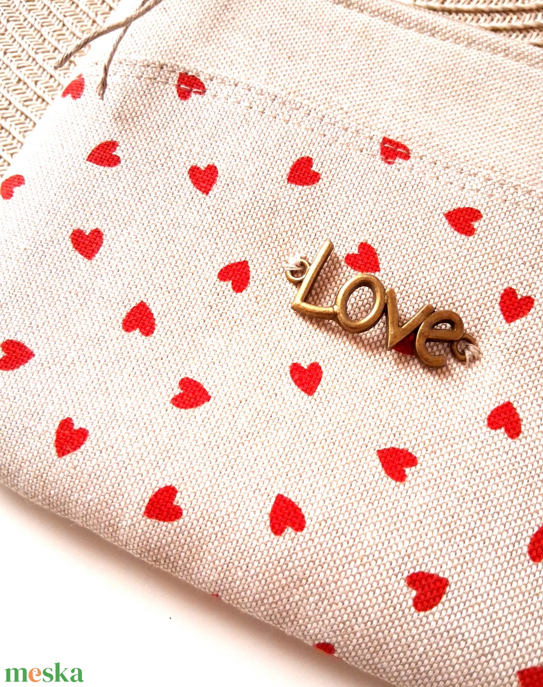 Szivecskés neszesszer, tok LOVE felirattal - táska & tok - neszesszer - Meska.hu