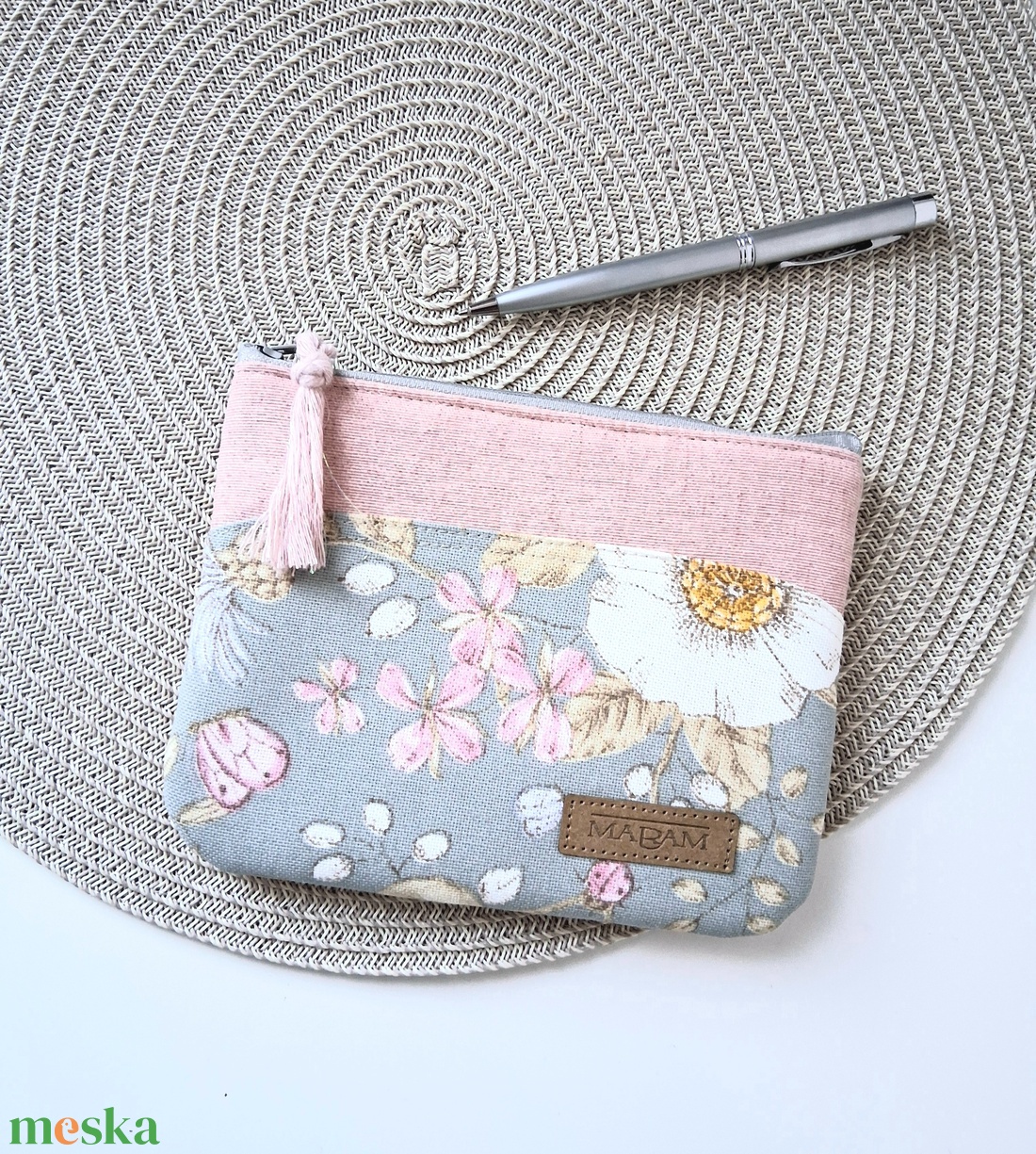 Szürke, virágmintás, női lapos neszesszer, tok - táska & tok - neszesszer - Meska.hu