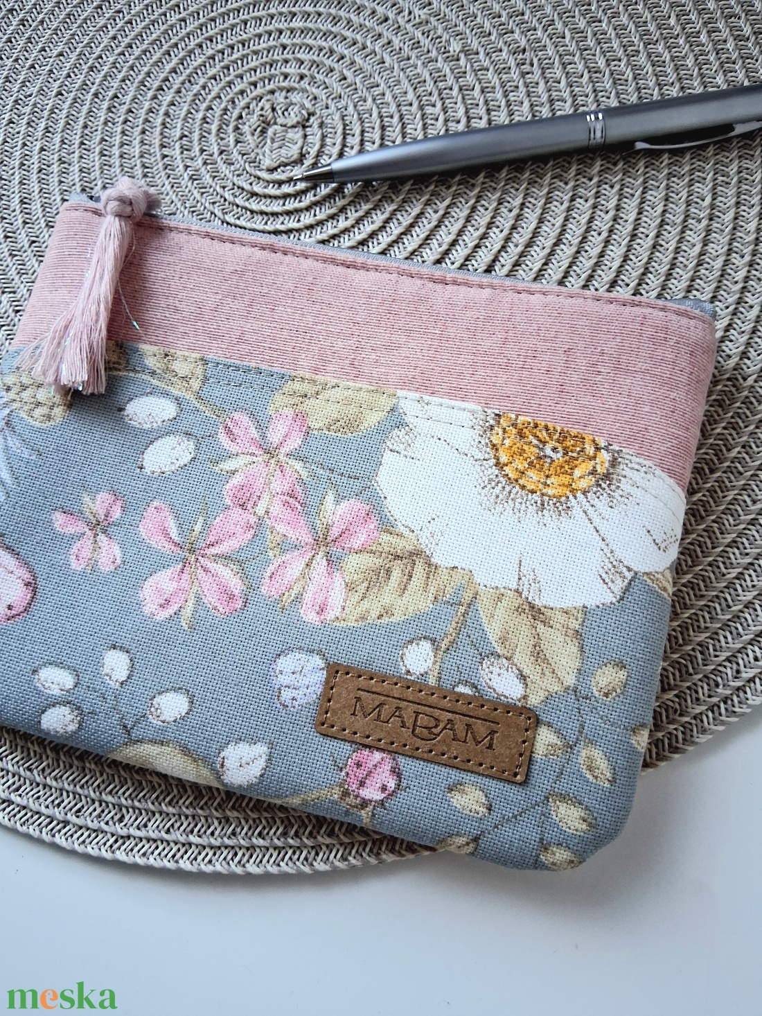 Szürke, virágmintás, női lapos neszesszer, tok - táska & tok - neszesszer - Meska.hu