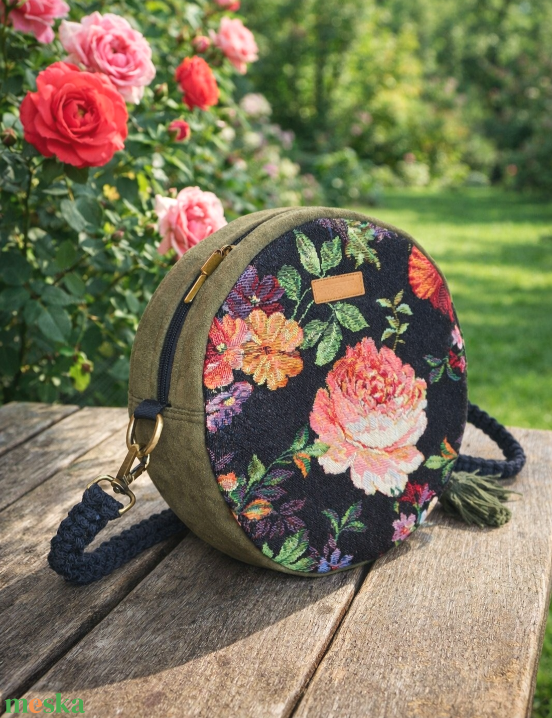 Zöld, rózsamintás körtáska, kőr alakú válltáska, valódi gobelin szövetből makramé vagy műbőr vállpánttal - táska & tok - kézitáska & válltáska - válltáska - Meska.hu