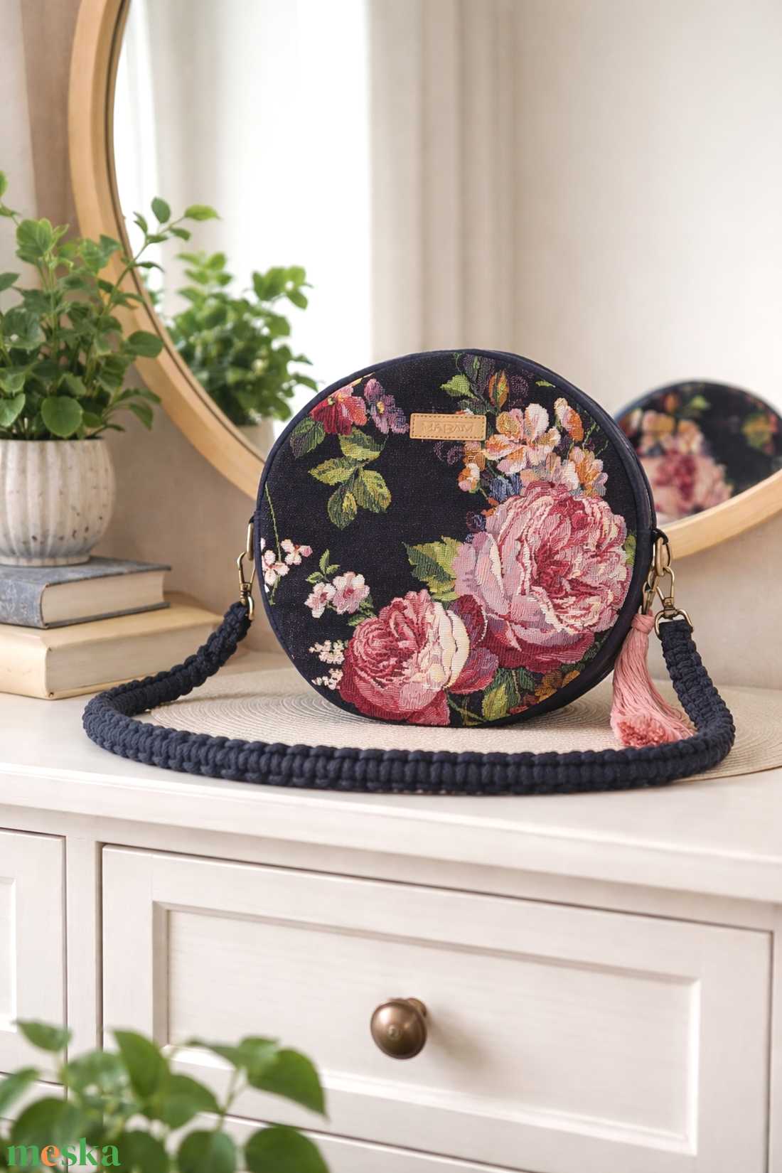 Fekete, rózsamintás körtáska, kőr alakú válltáska, valódi gobelin szövetből makramé vagy műbőr vállpánttal - táska & tok - kézitáska & válltáska - válltáska - Meska.hu