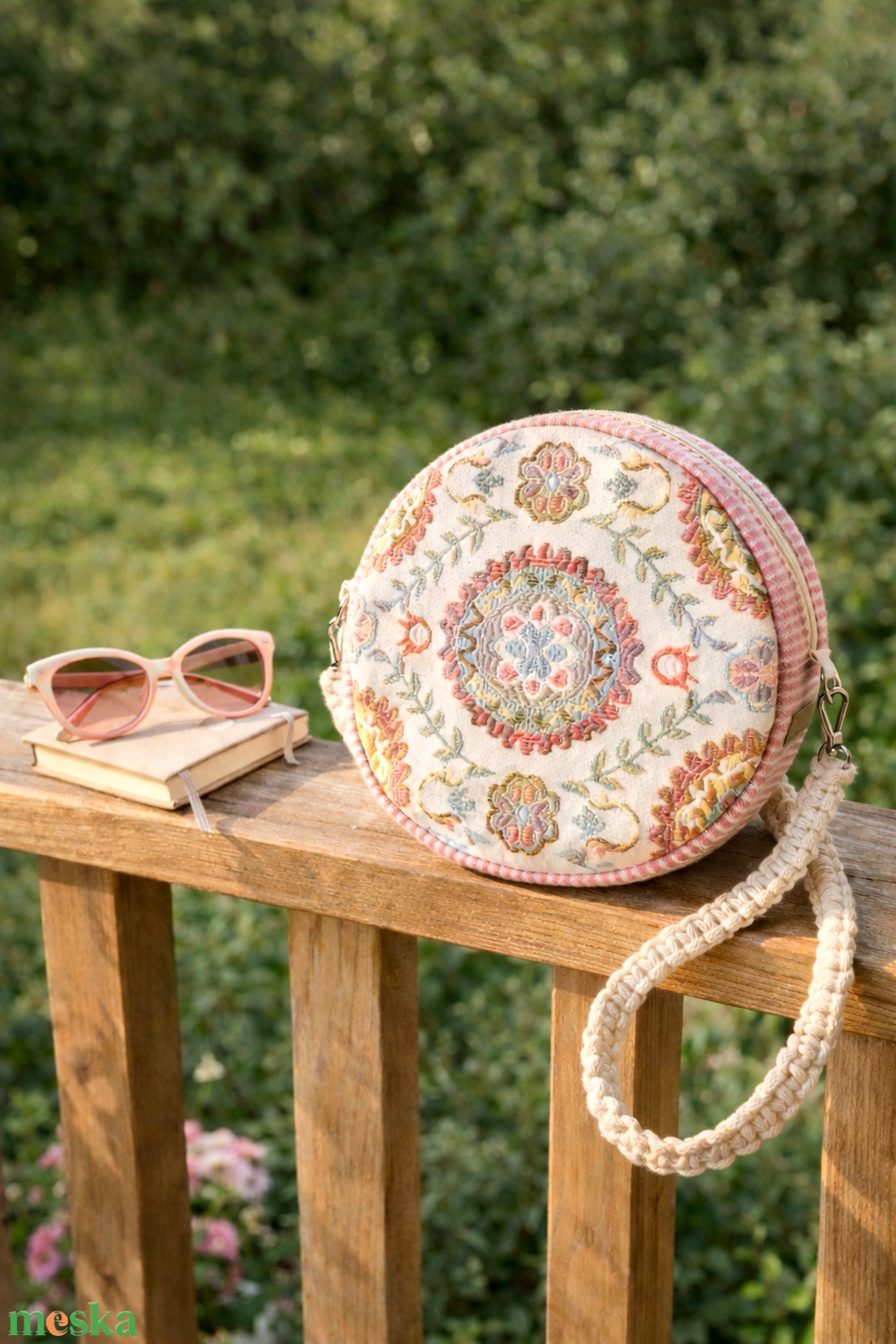 Körtáska, kis táska, válltáska, virágos gobelin szövetből makramé vállpánttal - táska & tok - kézitáska & válltáska - vállon átvethető táska - Meska.hu