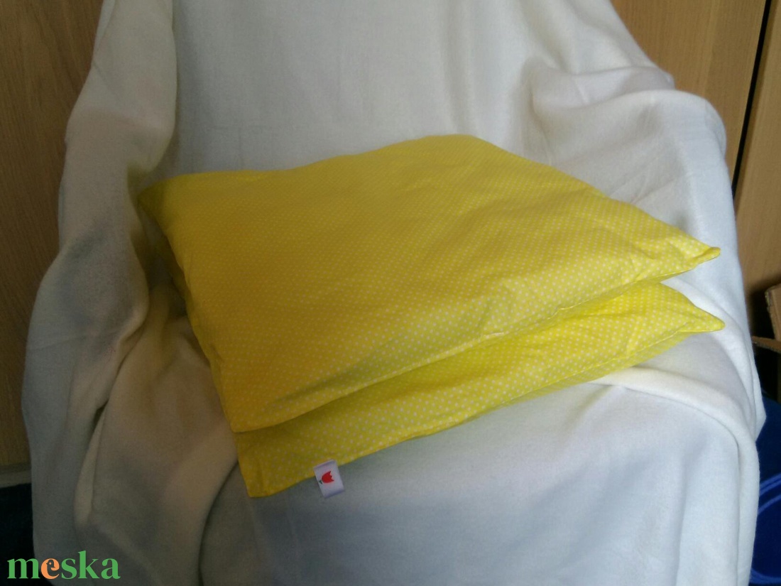 Sárga-fehér pöttyös ülőpárnák szilikonos antialergén töltettel-2db-os szettben is! - otthon & lakás - lakástextil - párna & párnahuzat - Meska.hu