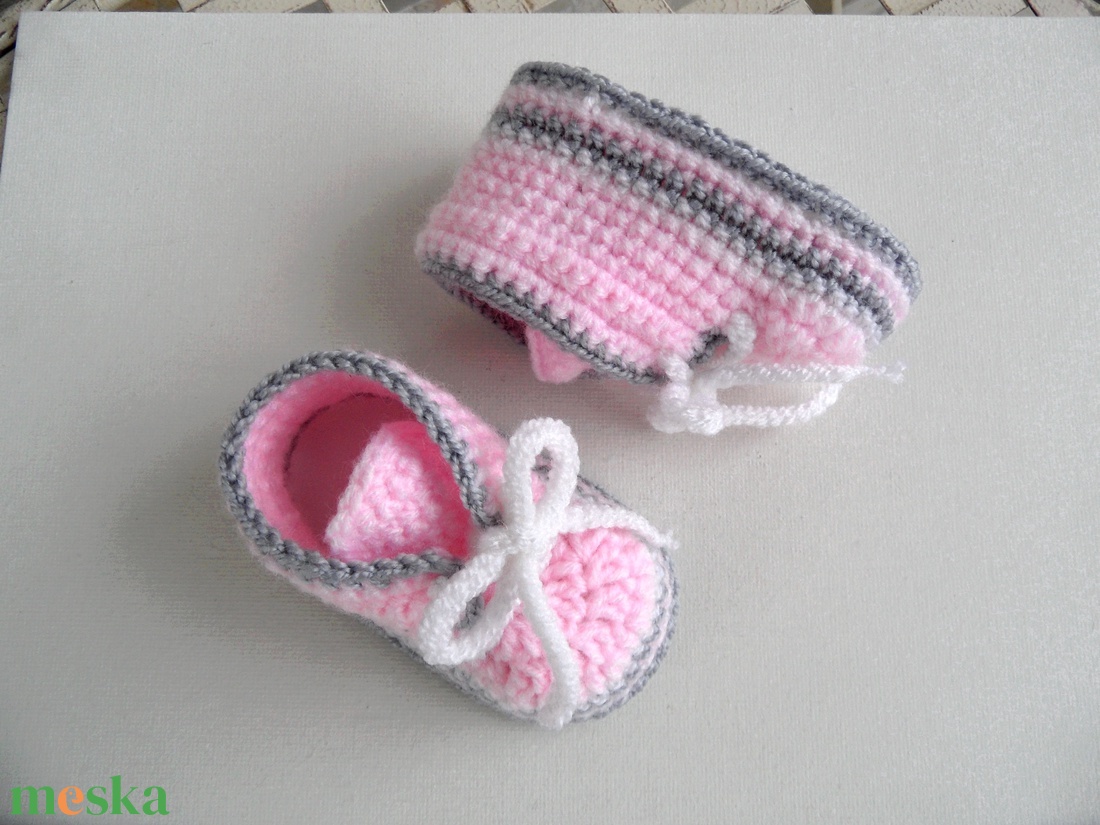 Rózsaszín-fehér-szürke fűzős babacipő - ruha & divat - babaruha & gyerekruha - babacipő - Meska.hu