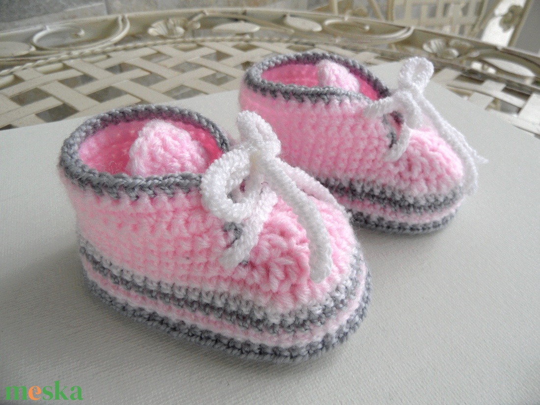 Rózsaszín-fehér-szürke fűzős babacipő - ruha & divat - babaruha & gyerekruha - babacipő - Meska.hu