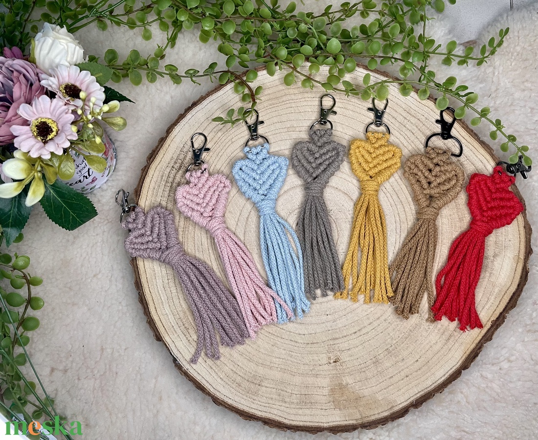 Makramé szív kulcstartó 4x15 cm - táska & tok - kulcstartó & táskadísz - kulcstartó - Meska.hu