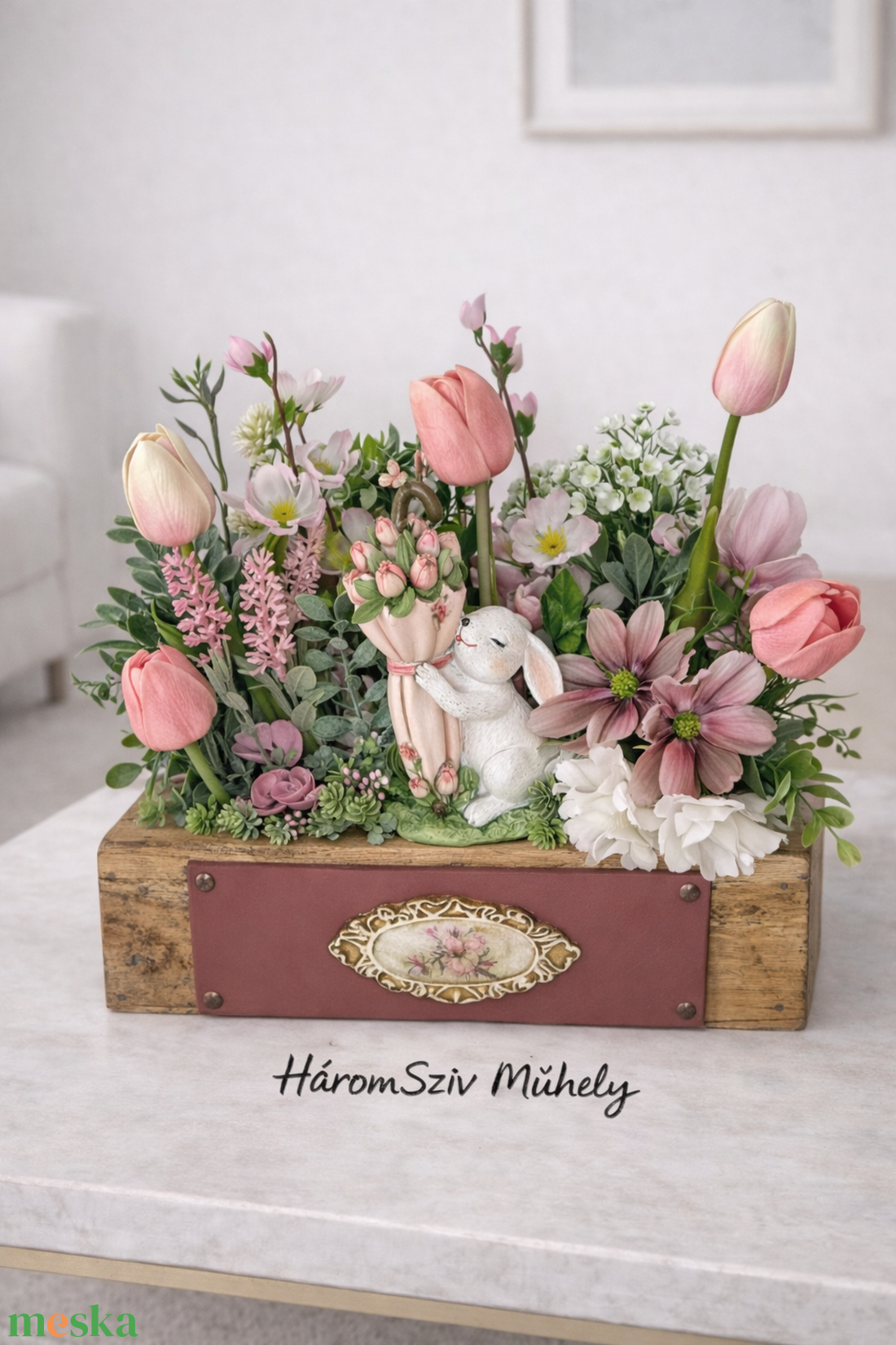 Tavaszi asztaldísz dekorládában tulipánt ölelő nyuszis - otthon & életmód - virágdekoráció - virágdíszek - virágdísz kaspóban - Meska.hu
