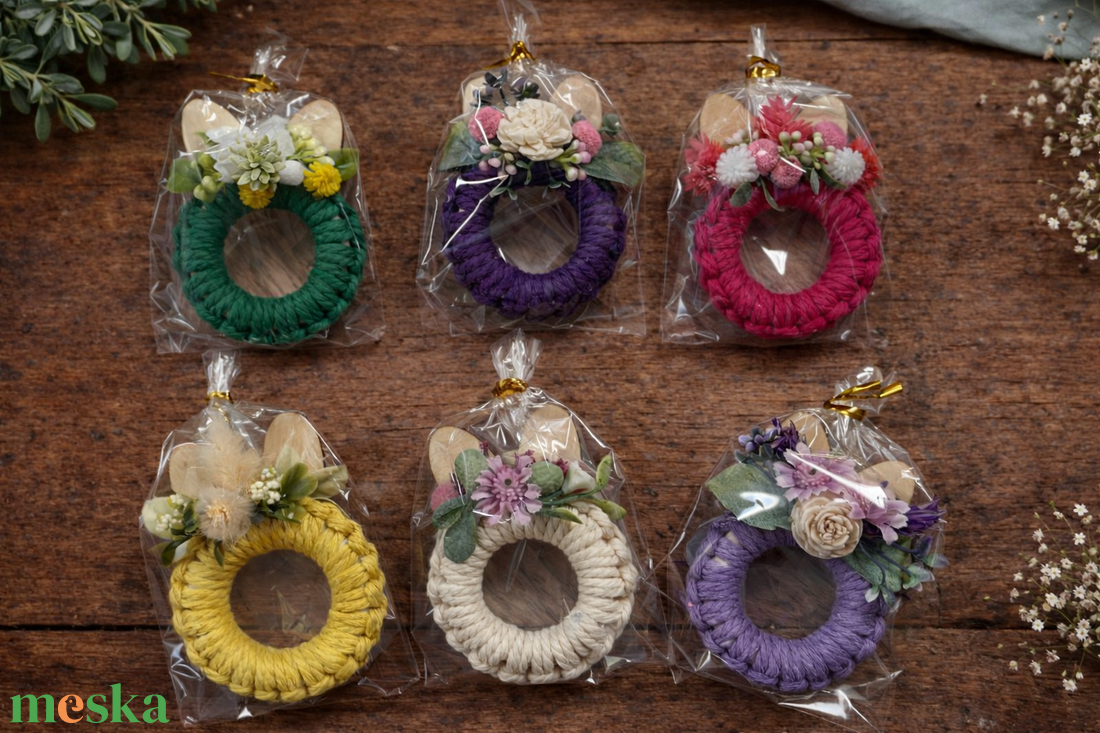 Makramé nyuszi díszített - ünnepi díszek, dekorációk - húsvéti díszek és dekorációk - húsvéti ajándékátadó - Meska.hu