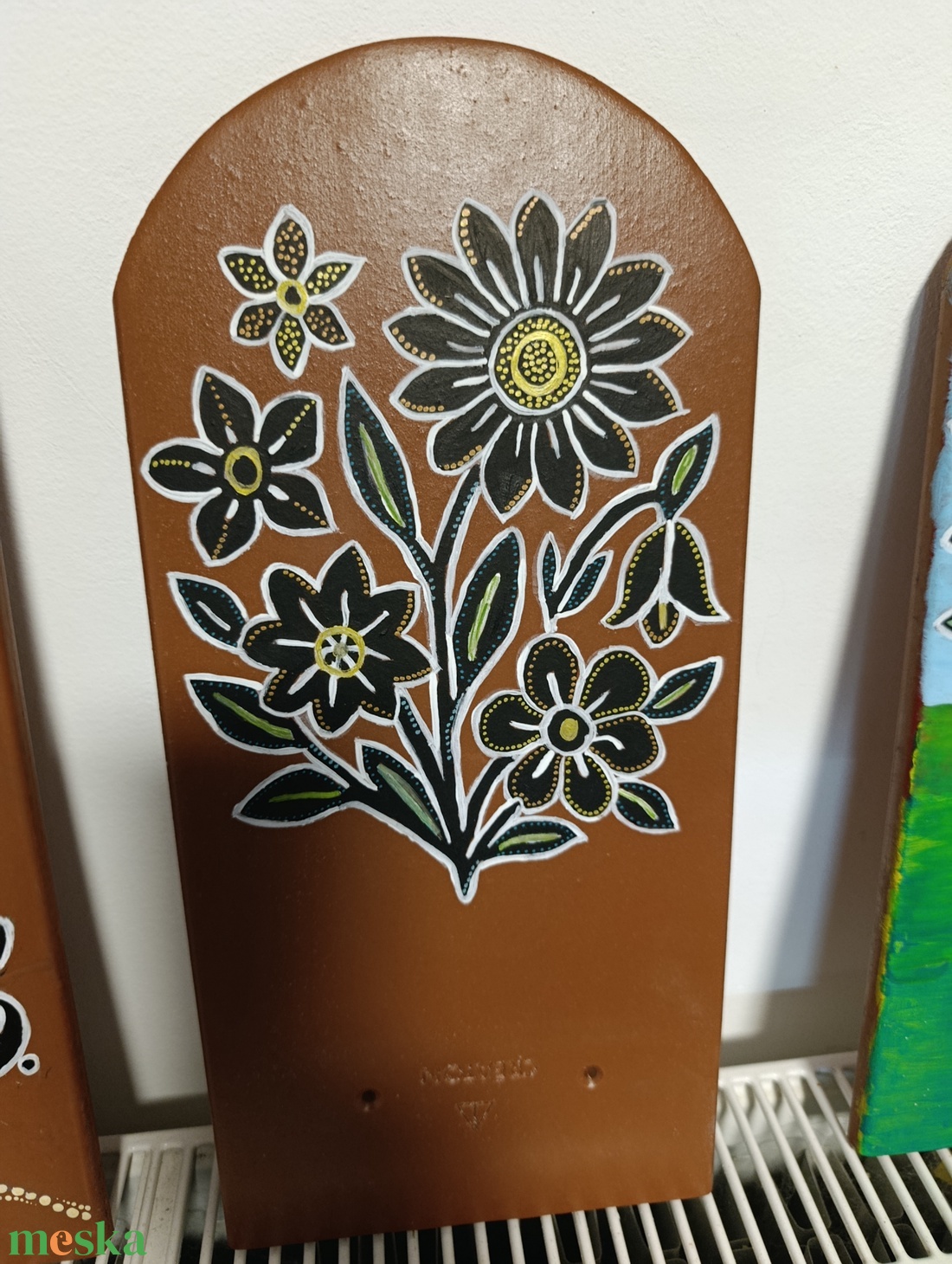 Házszám cserép - fekete fehér virágokkal - otthon & életmód - ház & kert - házszám - Meska.hu