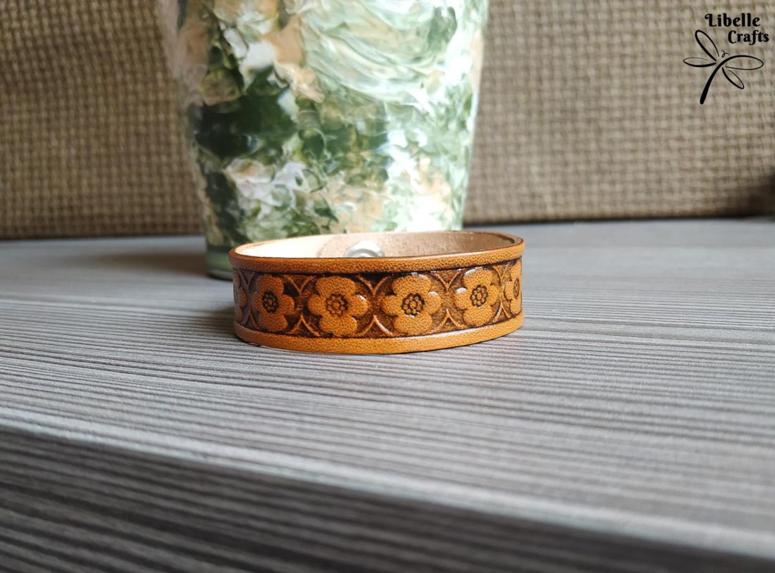 Nagy virágos sormintás karpánt - ékszer - karkötő - Meska.hu