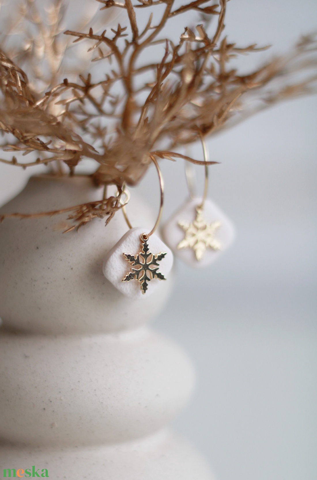 Ekrü hópihés karika fülbevaló, hópihés fülbevaló, karika fülbevaló - ékszer - fülbevaló - karika fülbevaló - Meska.hu