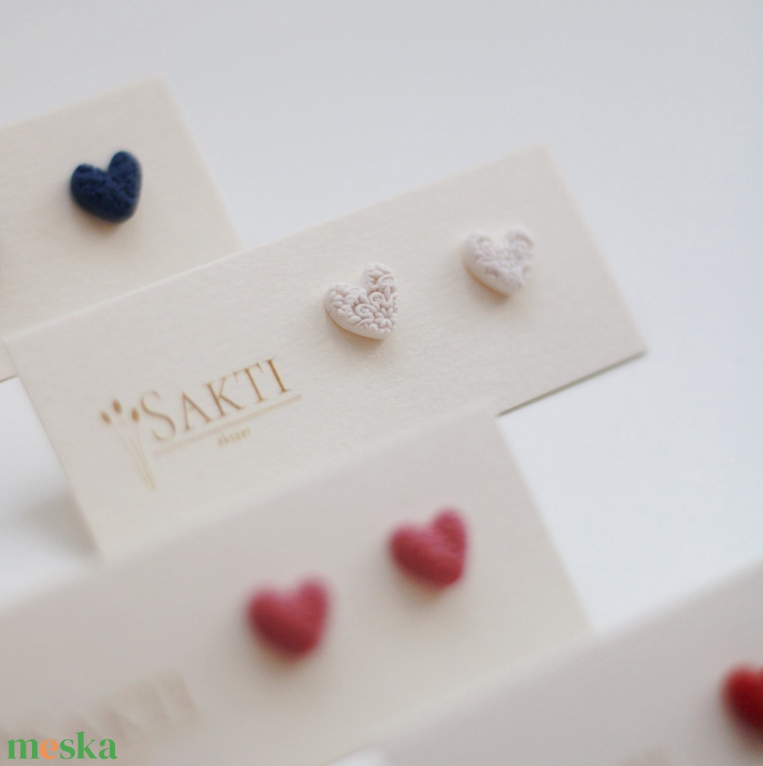 Csipkemintás, fehér szív alakú gomb fülbevaló, szív fülbevaló, gomb fülbevaló - ékszer - fülbevaló - pötty fülbevaló - Meska.hu