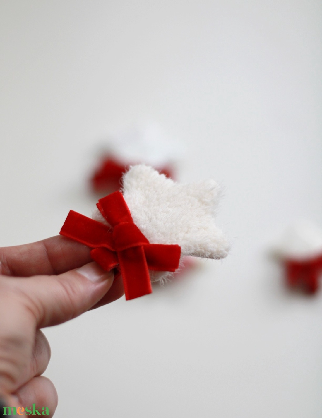 Szörmés csillag piros masnival hajcsat, hajcsat - ruha & divat - hajdísz & hajcsat - hajcsat & hajtű - Meska.hu