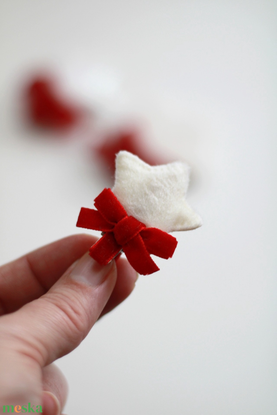 Mini szőrmés csillag piros masnival hajcsat, hajcsat - ruha & divat - hajdísz & hajcsat - hajcsat & hajtű - Meska.hu
