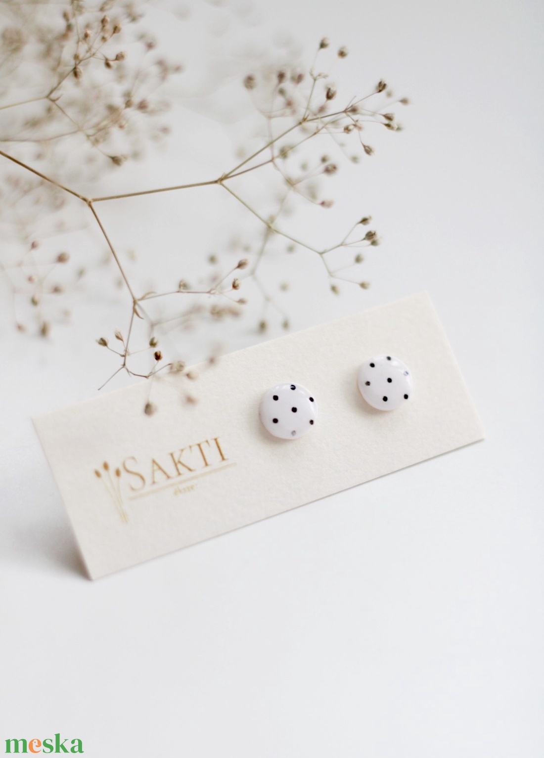 Fehér, pöttyös gomb fülbevaló - ékszer - fülbevaló - pötty fülbevaló - Meska.hu