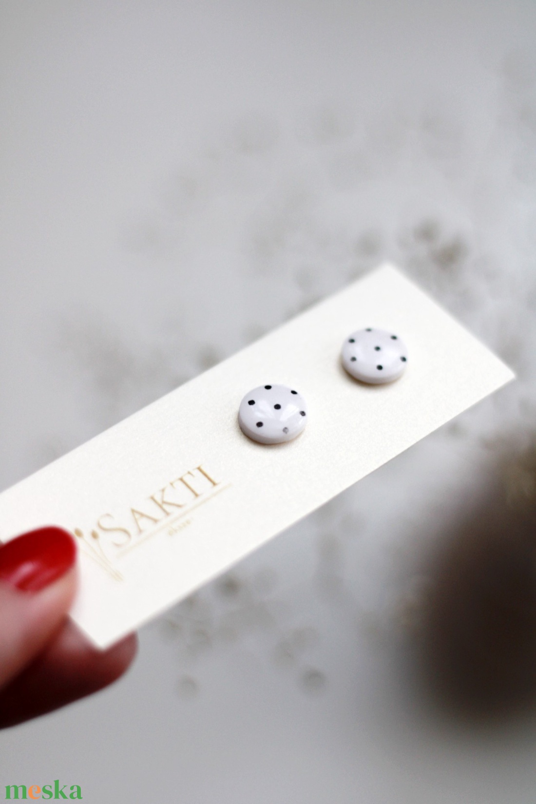 Fehér, pöttyös gomb fülbevaló - ékszer - fülbevaló - pötty fülbevaló - Meska.hu