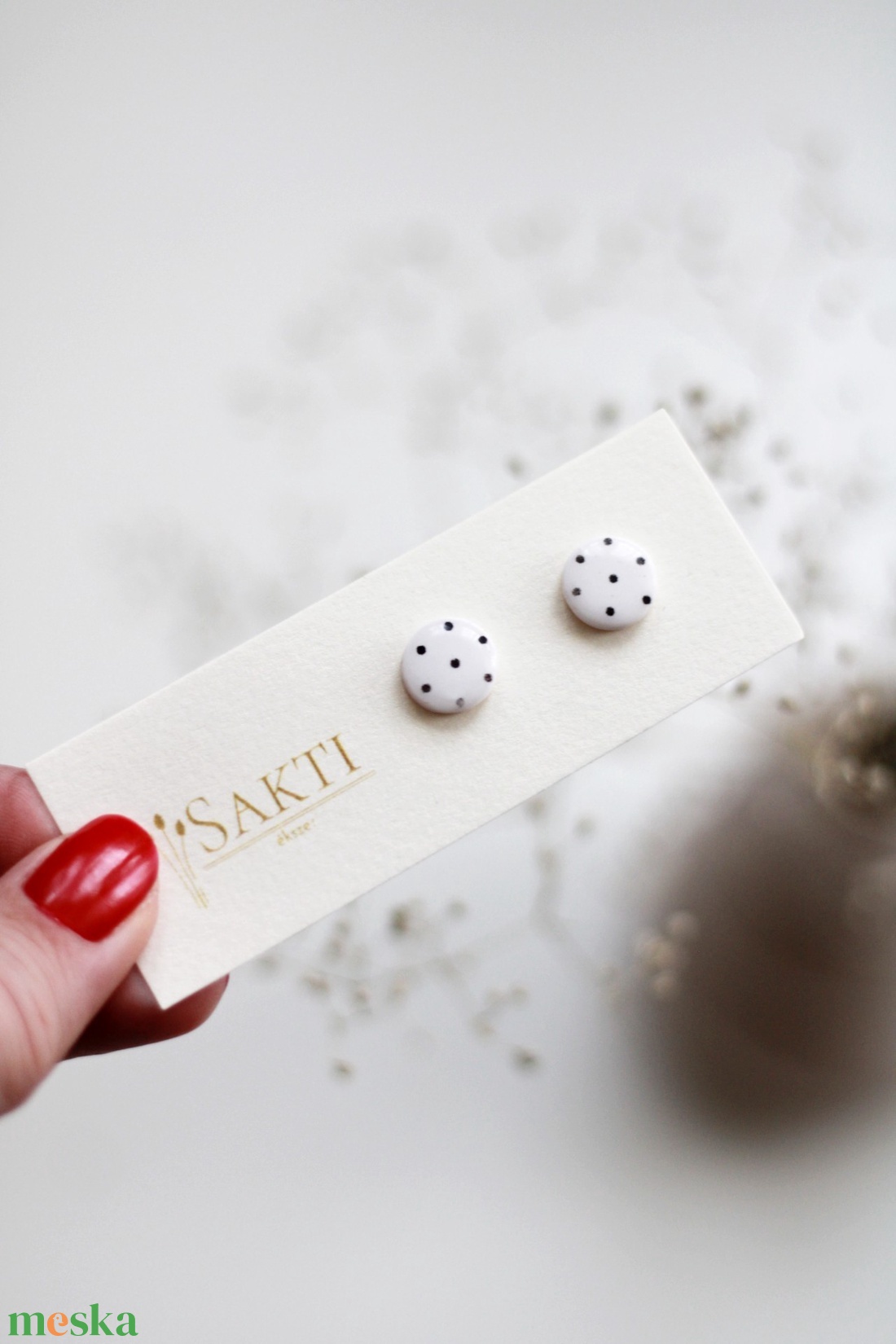 Fehér, pöttyös gomb fülbevaló - ékszer - fülbevaló - pötty fülbevaló - Meska.hu