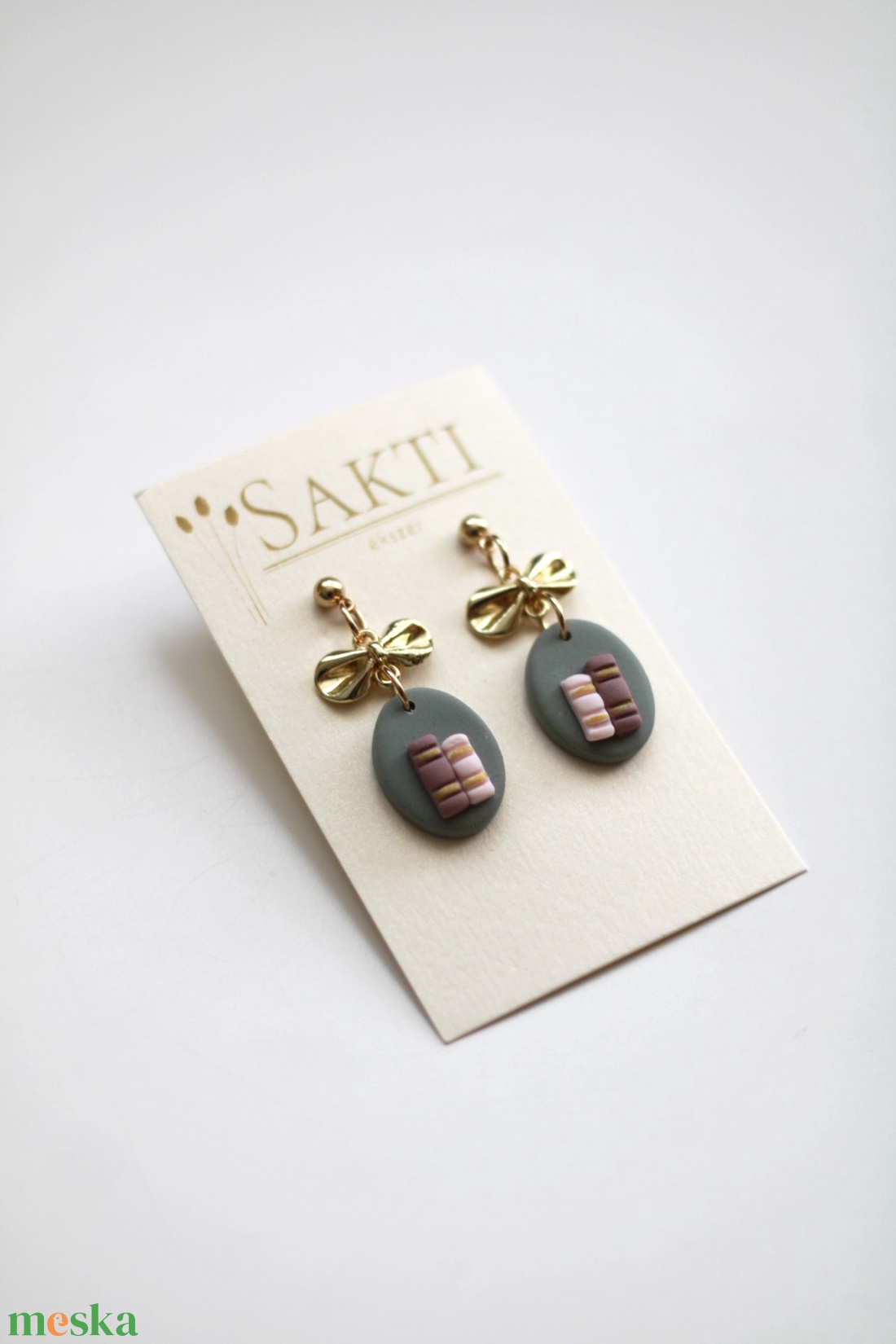 Könyves függő fülbevaló masnival - ékszer - fülbevaló - lógó fülbevaló - Meska.hu