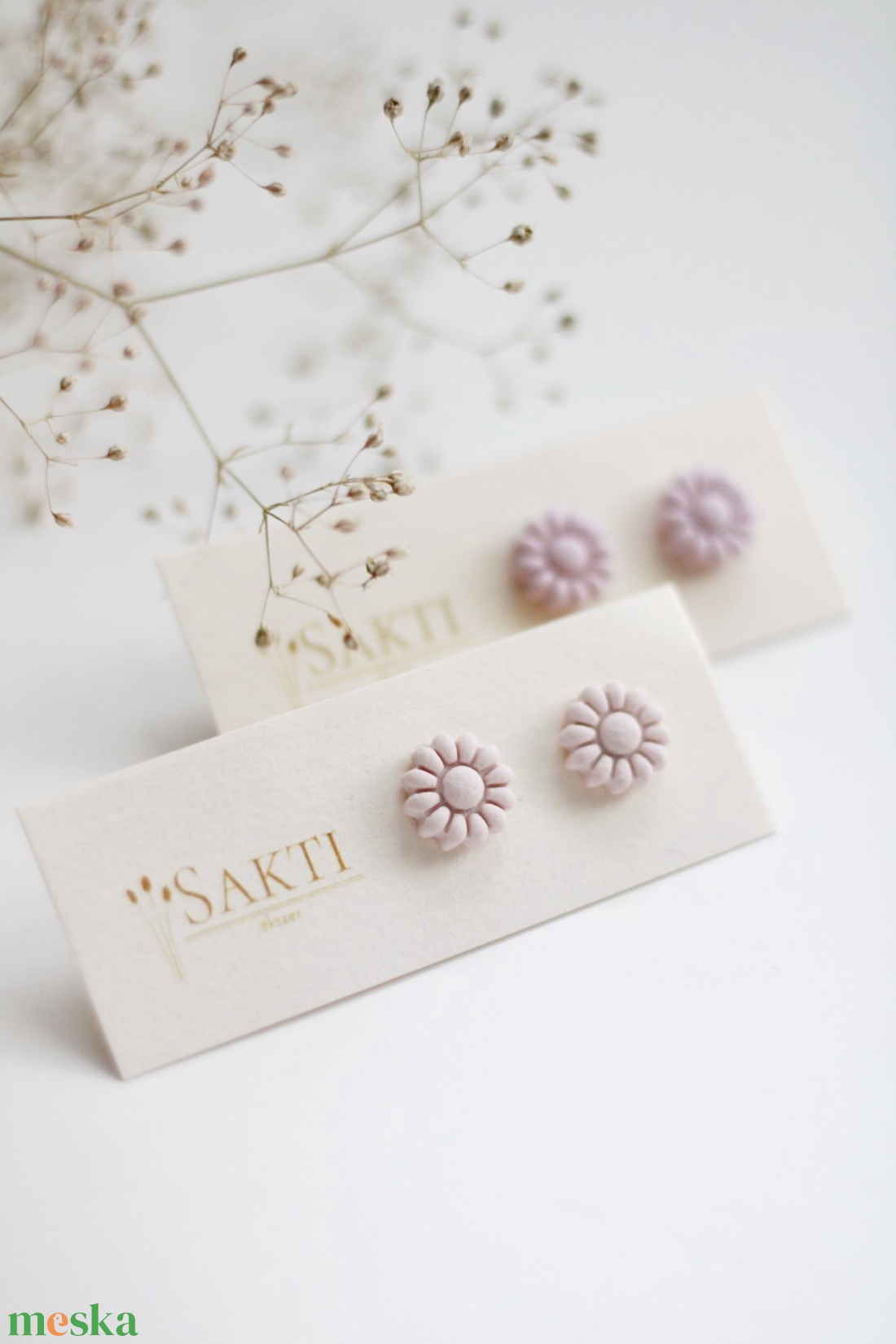 Ekrü virág gomb fülbevaló - ékszer - fülbevaló - pötty fülbevaló - Meska.hu