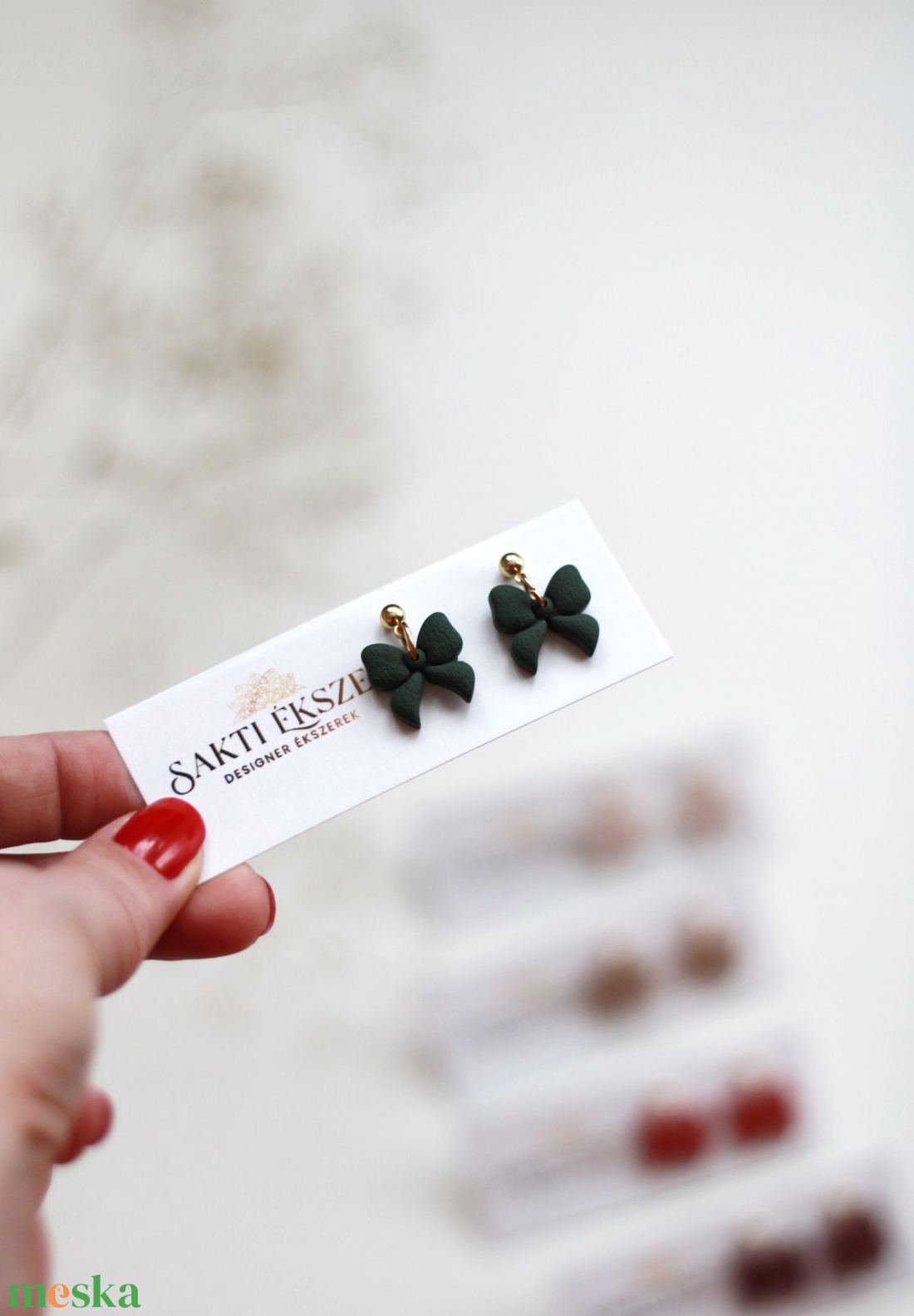 Pici sötétzöld masni fülbevaló - ékszer - fülbevaló - pötty fülbevaló - Meska.hu