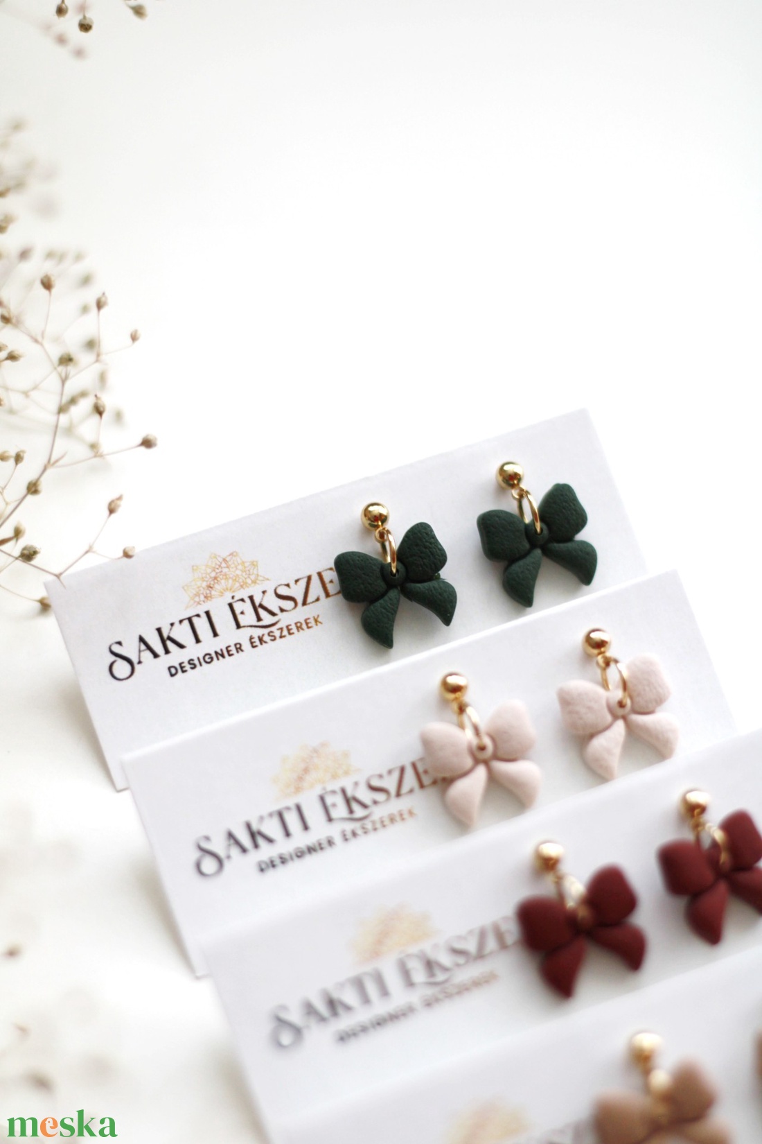 Pici sötétzöld masni fülbevaló - ékszer - fülbevaló - pötty fülbevaló - Meska.hu