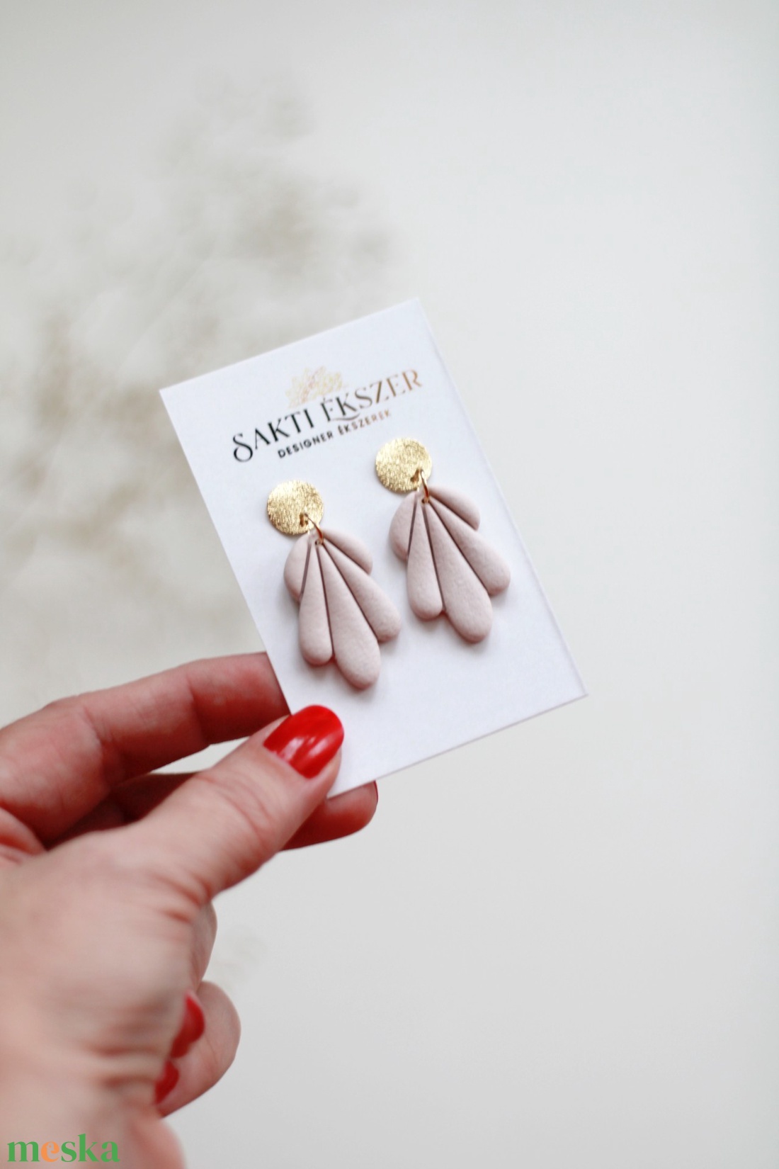 Ekrü függő fülbevaló - ékszer - fülbevaló - pötty fülbevaló - Meska.hu