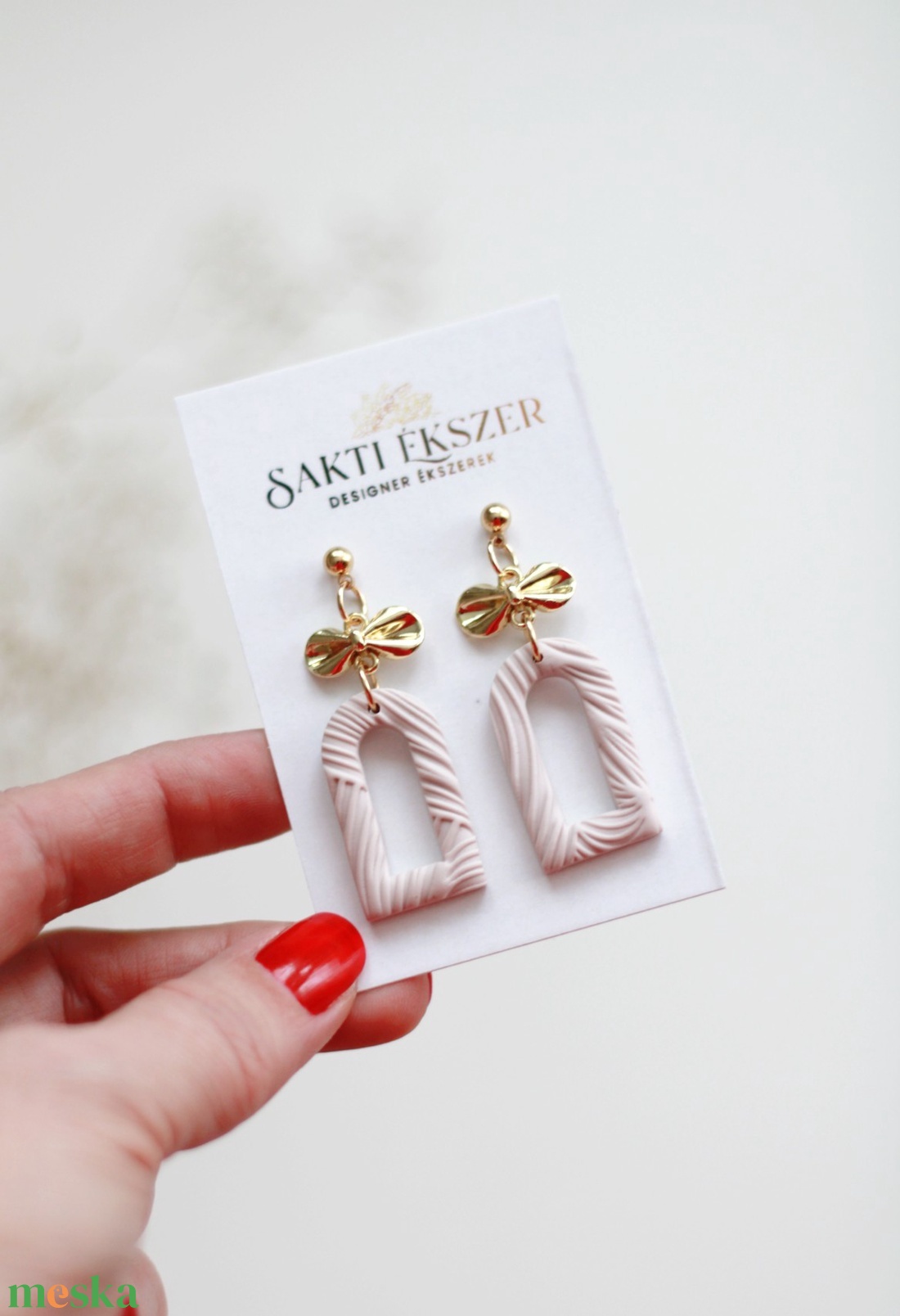 Ekrü masnis függő fülbevaló - ékszer - fülbevaló - pötty fülbevaló - Meska.hu